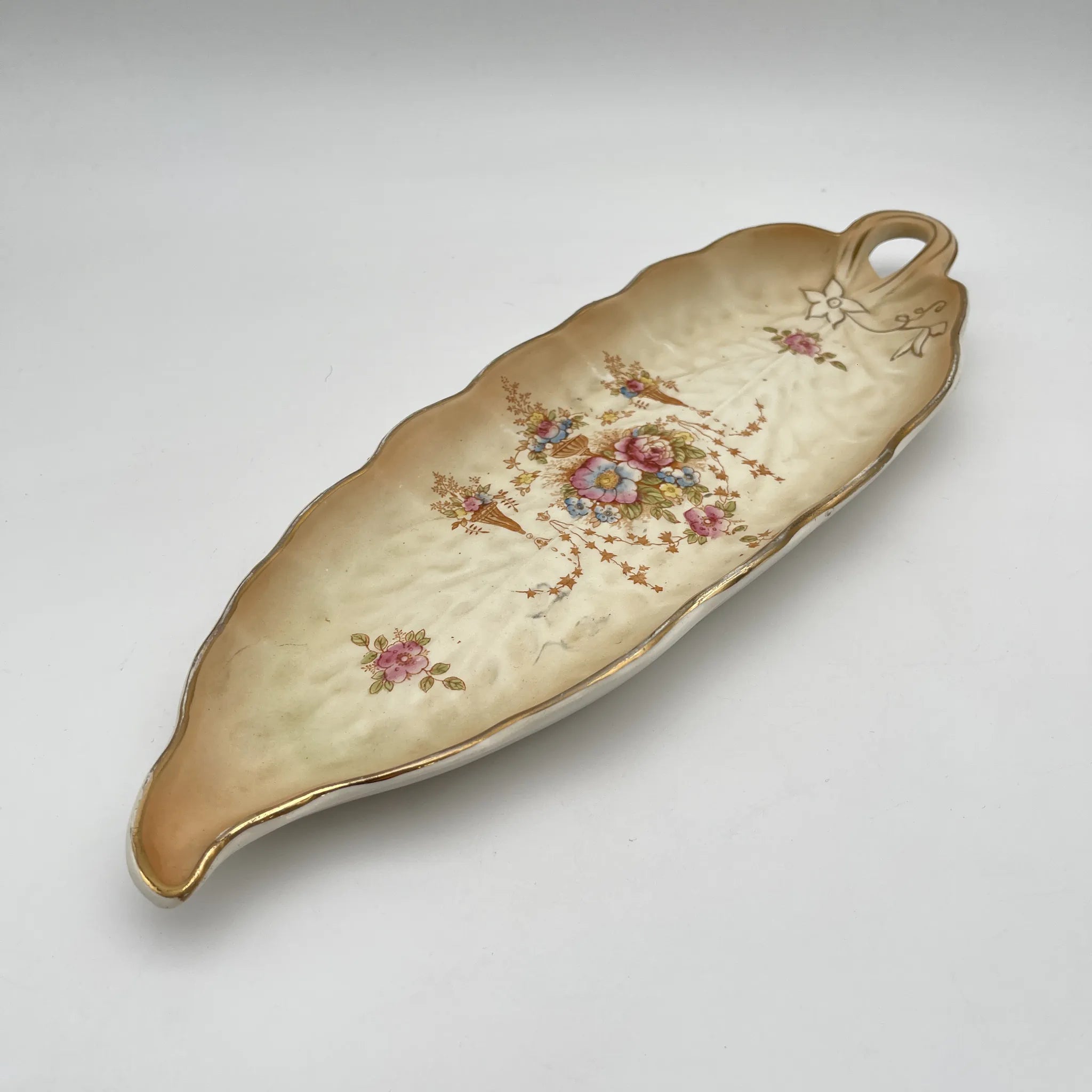 【アンティーク】 リーフ型サービングプレート (大皿) / Crown Devon (クラウンデボン) / Spring / 1910-1920年代 / 陶器 / イギリス / 銅板転写, 手彩色 金彩