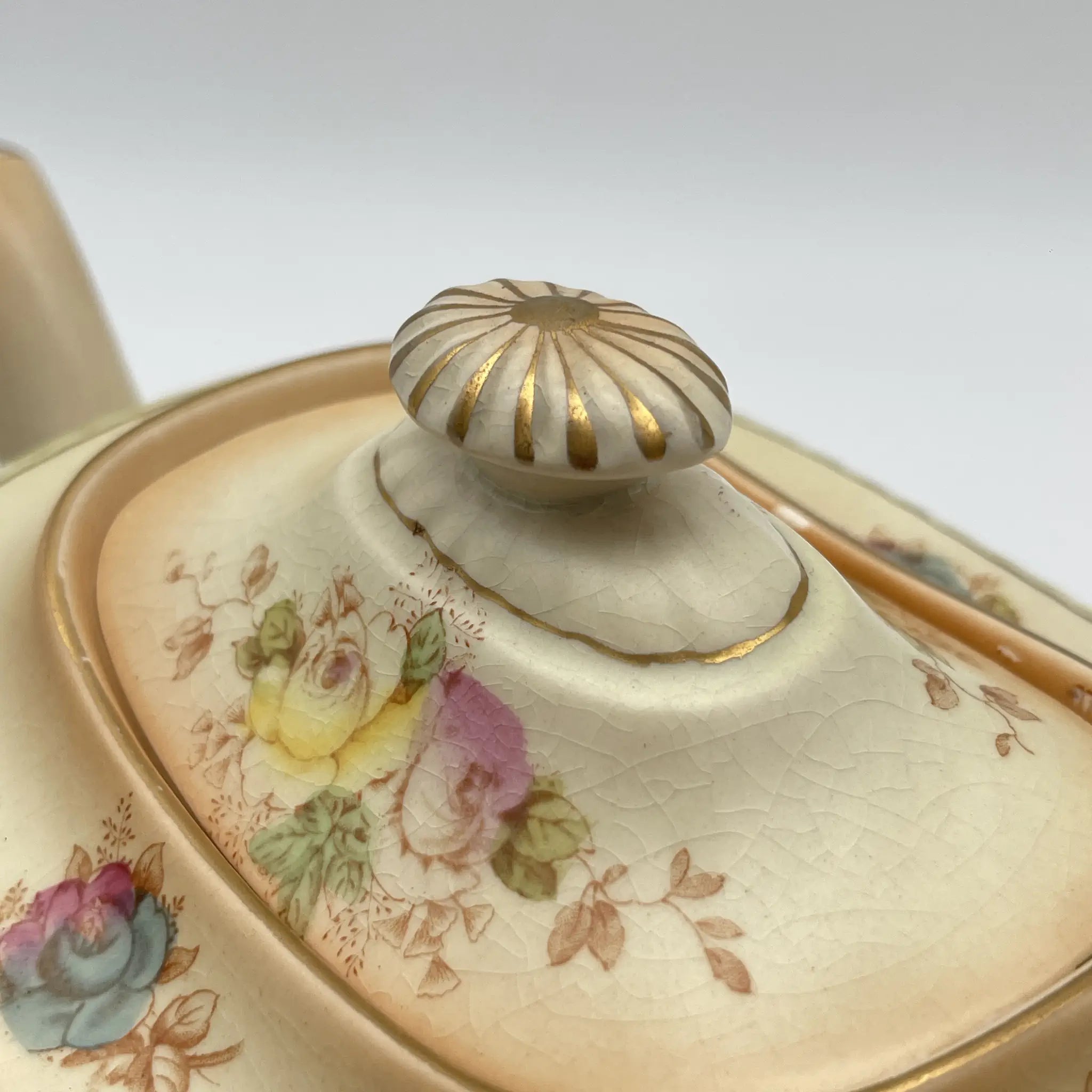 [Antique] Teapot / Crown Devon / Wye / 1910s / Pottery / England / Copper plate transfer, hand-colored gold