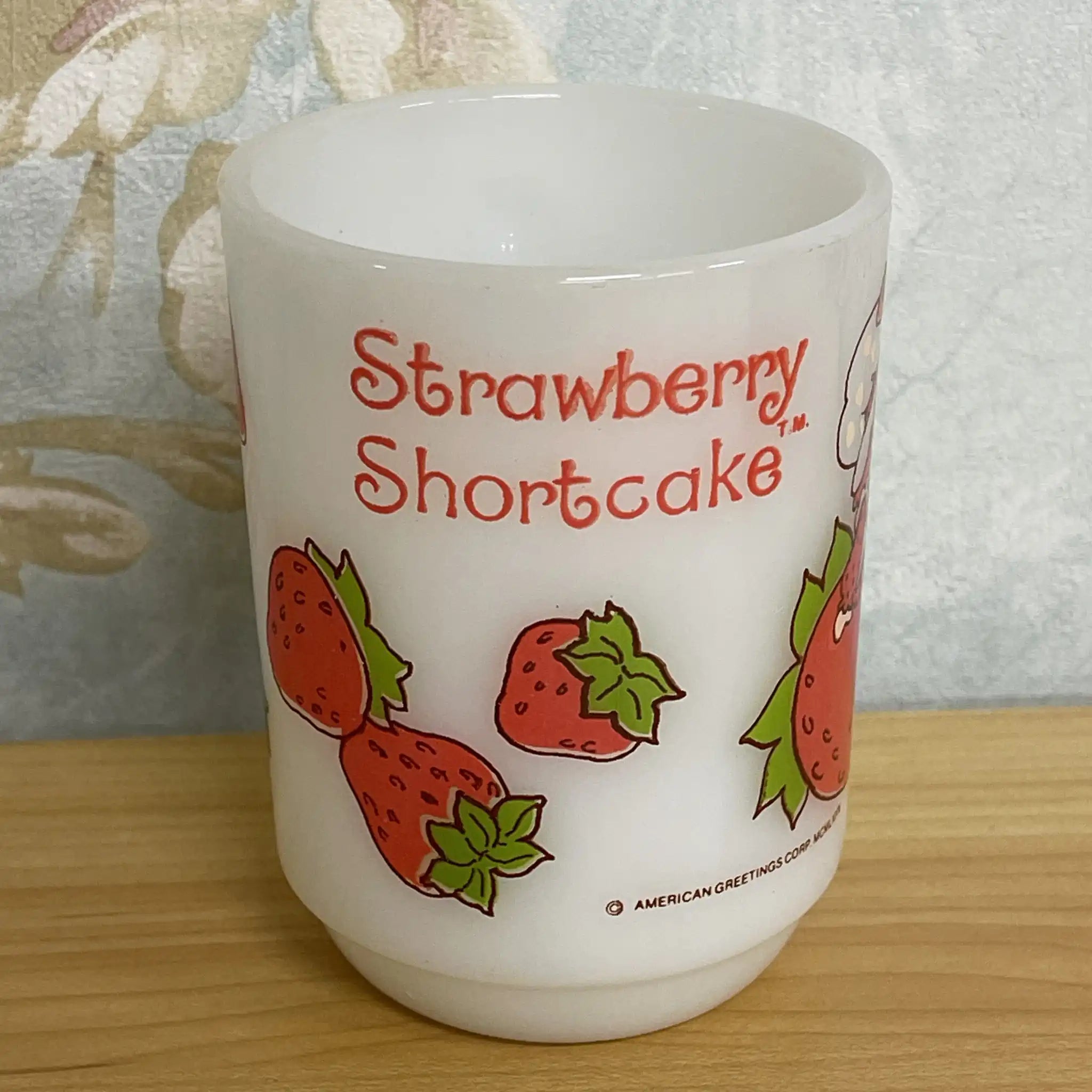 【リユース】 マグカップ / Anchor Hocking (アンカー・ホッキング) / Fire-King / Strawberry Shortcake / 1980s / ミルクガラス / アメリカ / スタッキングマグ, プリントデザイン