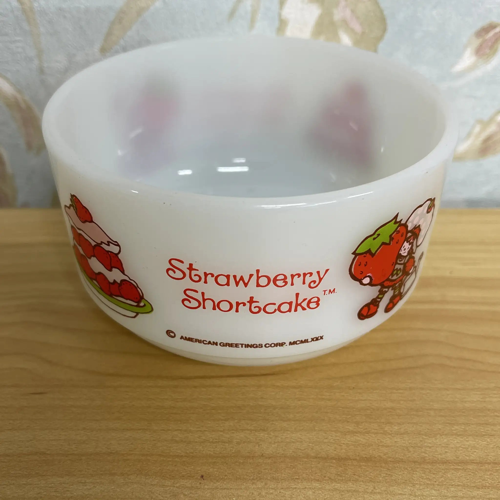 【リユース】 シリアルボウル (中鉢) / Anchor Hocking (アンカー・ホッキング) / Fire-King / Strawberry Shortcake / 1980s / ミルクガラス / アメリカ / プリントデザイン