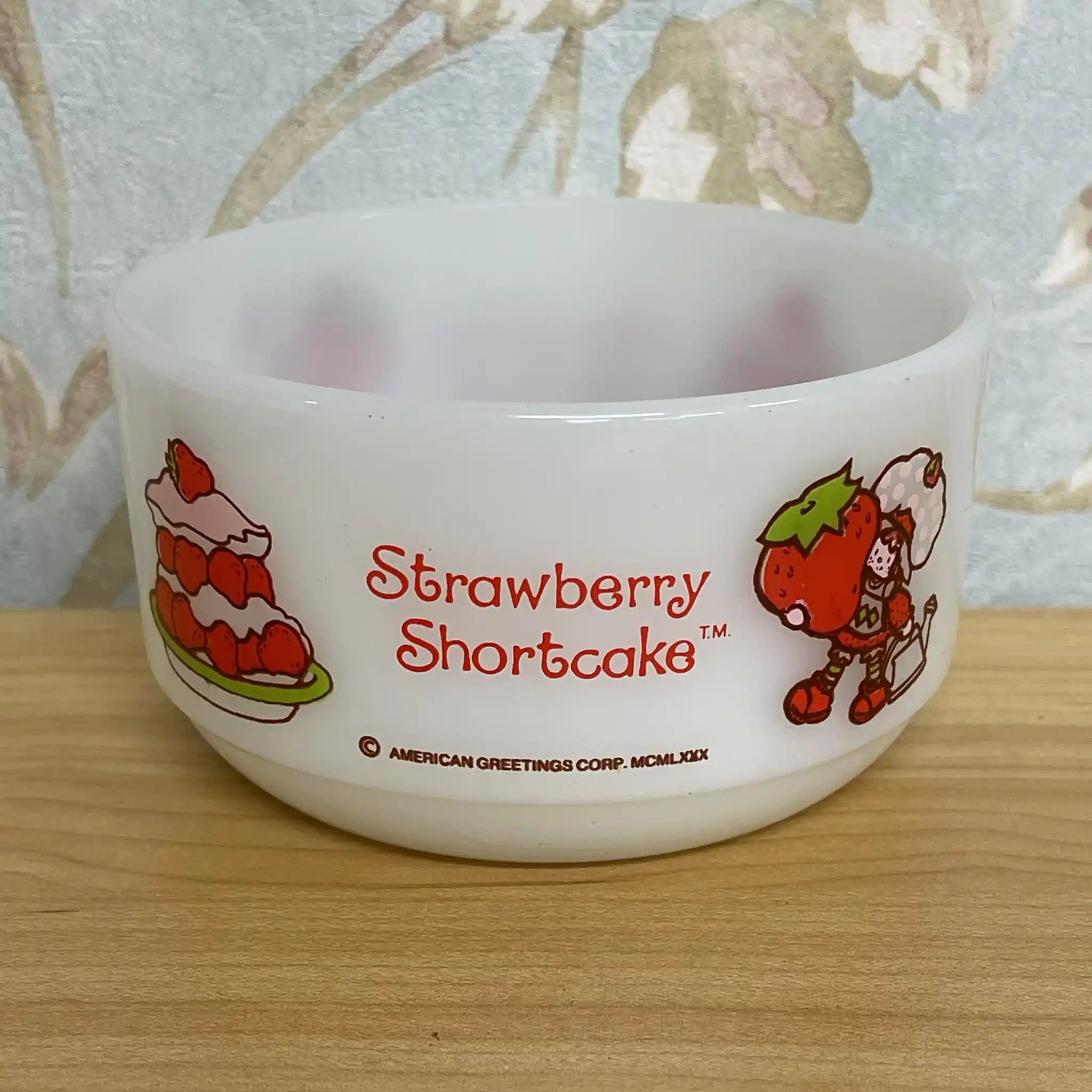 【リユース】 シリアルボウル (中鉢) / Anchor Hocking (アンカー・ホッキング) / Fire-King / Strawberry Shortcake / 1980s / ミルクガラス / アメリカ / プリントデザイン