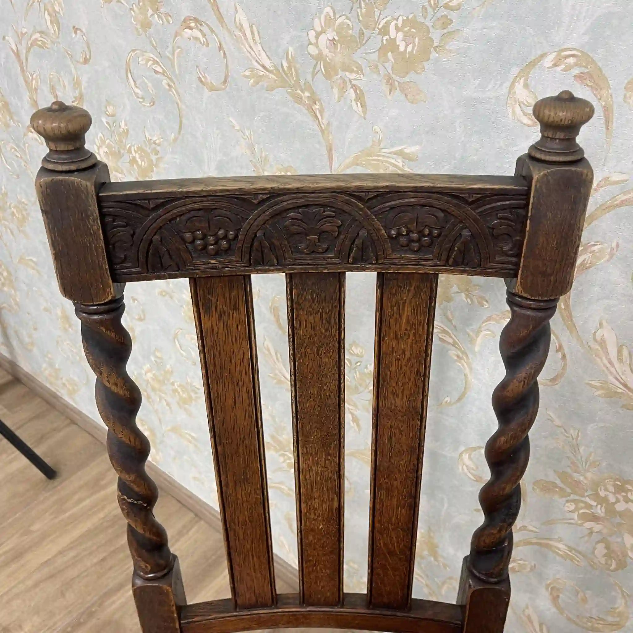 [Antique] Dining chair / Carolian style / Estimated early 19th century / Oak / England / Barley Sugar Twist, Slat Back, Grape