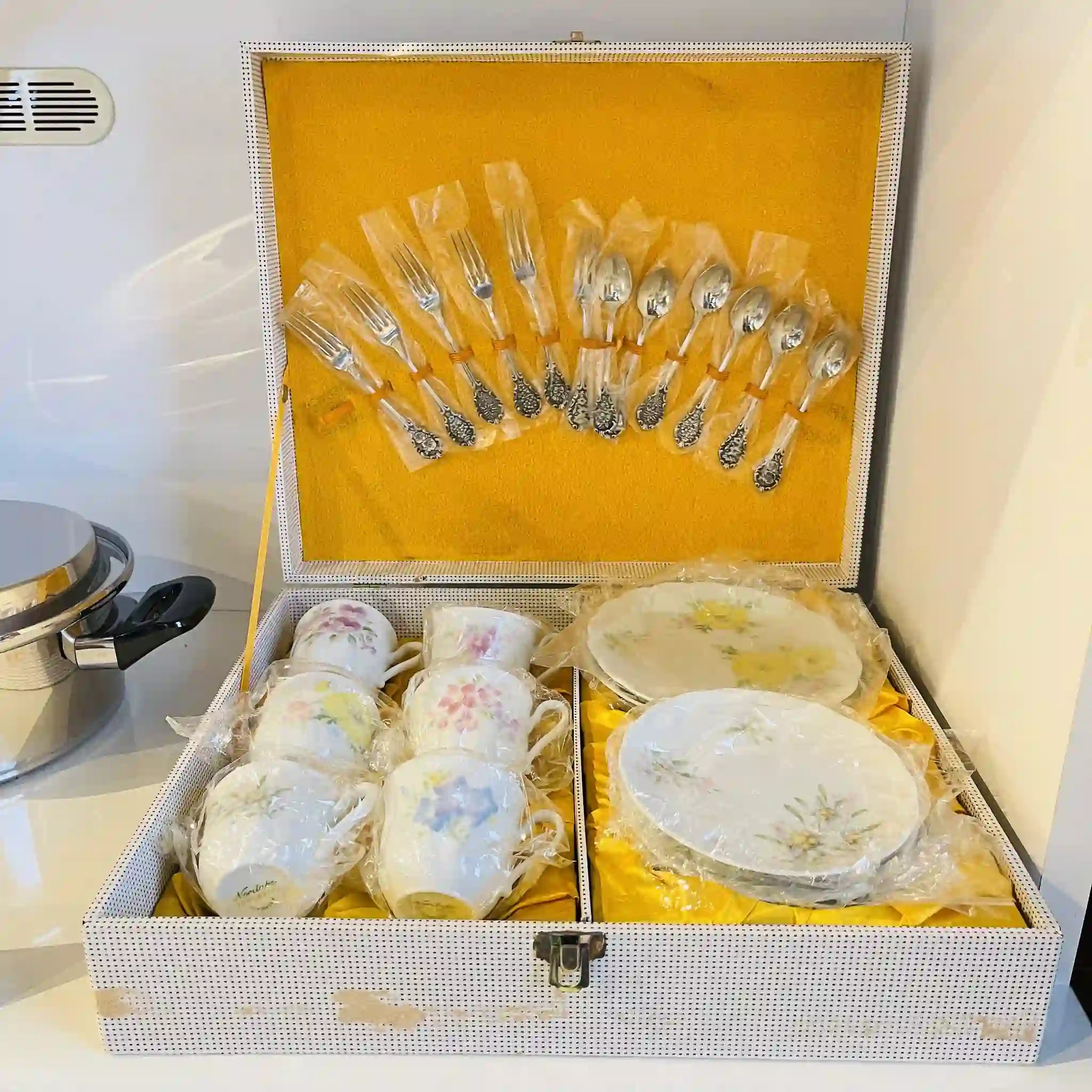 【リユース】 ティーセット 6P / Noritake(ノリタケ) / ボンネージュ / 日本 / カトラリー12P,未使用,箱あり / 箱付き