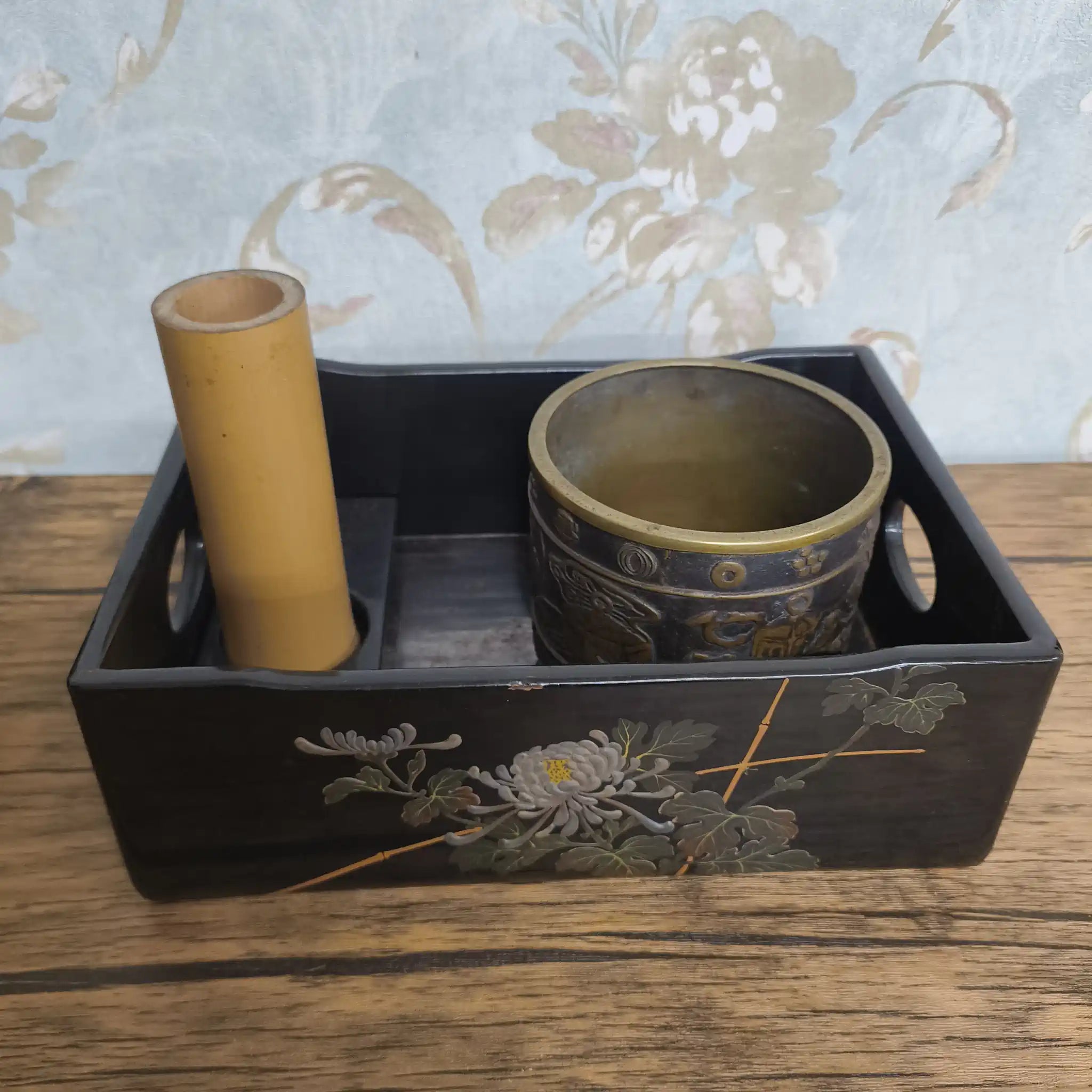 【骨董品】 煙草盆セット (火入れ・灰吹き・盆) / 明治-昭和初期 (推定) / 漆器 / 日本 / 菊蒔絵