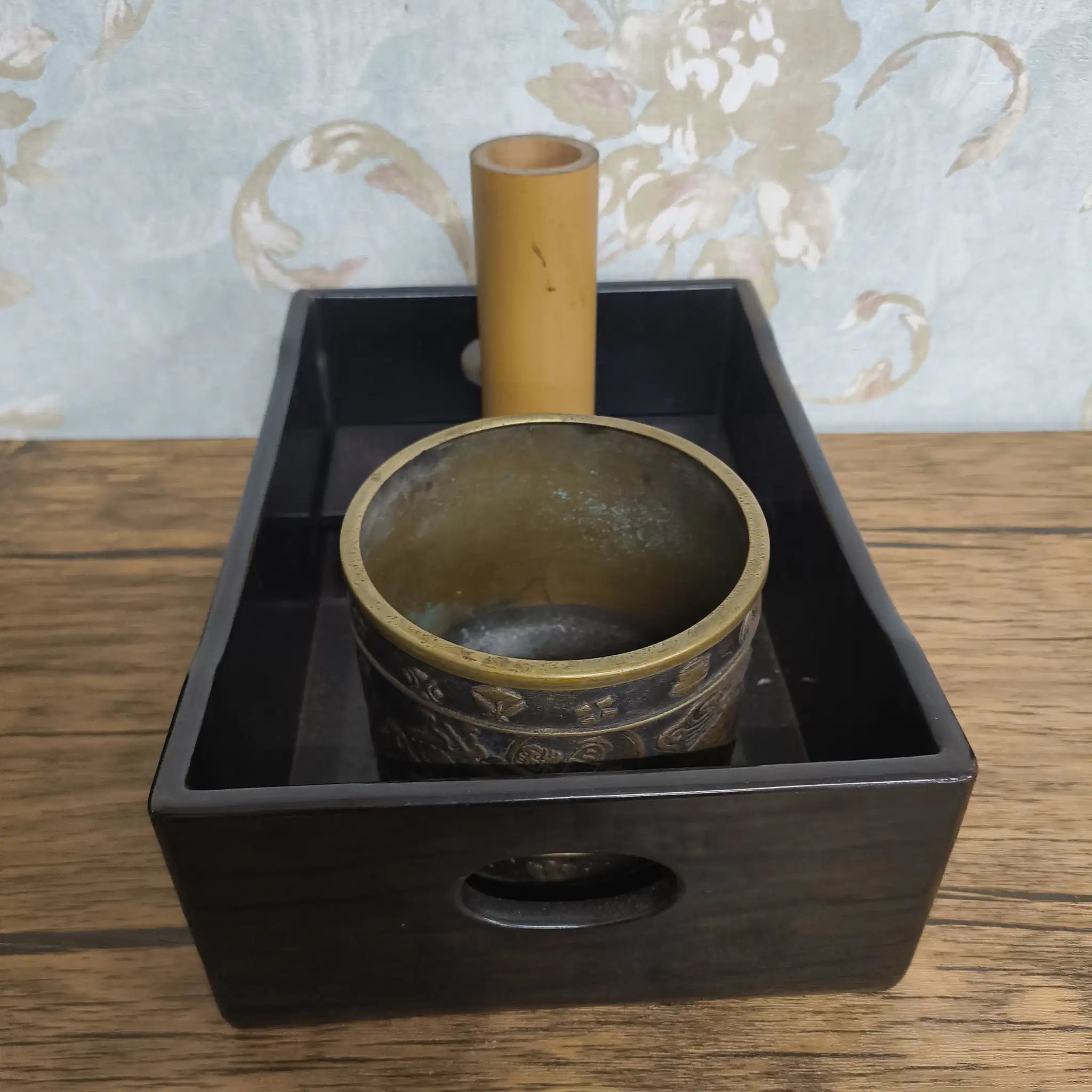 【骨董品】 煙草盆セット (火入れ・灰吹き・盆) / 明治-昭和初期 (推定) / 漆器 / 日本 / 菊蒔絵