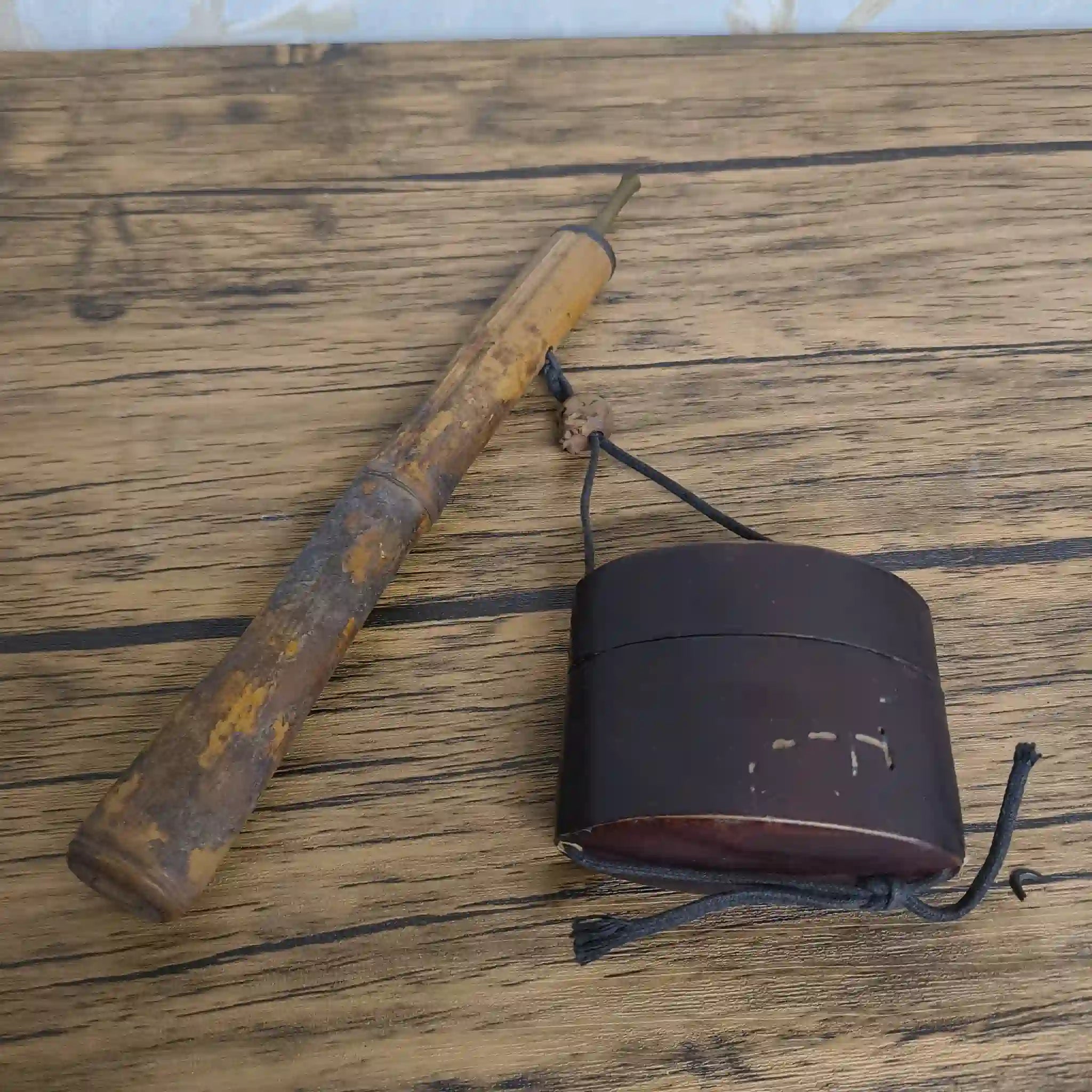 【骨董品】 煙管 (キセル) ・煙管入れ・叺 (カマス)3Pセット / 明治-昭和初期 (推定) / 真鍮 / 日本 / 羅宇煙管, 曲げわっぱ