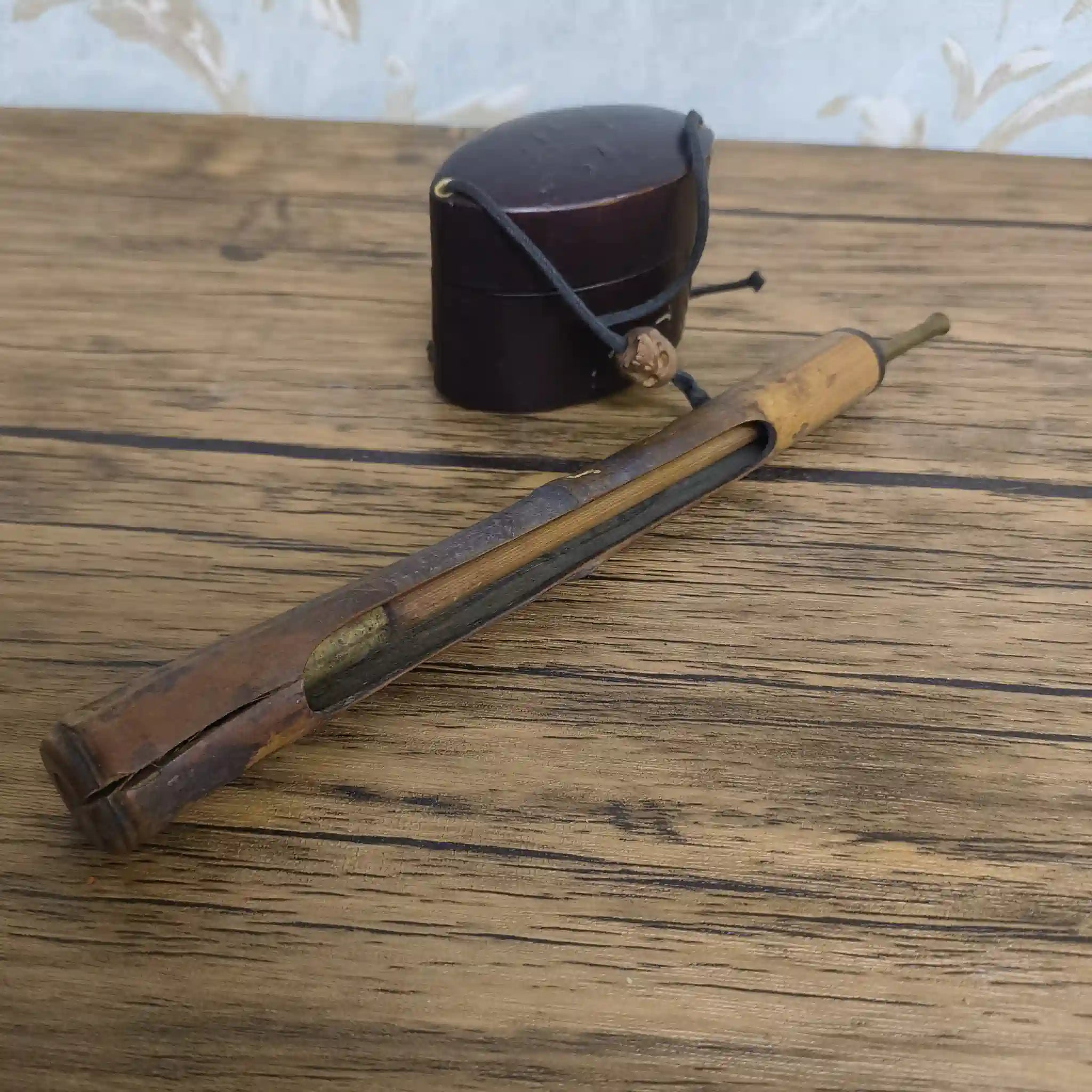 【骨董品】 煙管 (キセル) ・煙管入れ・叺 (カマス)3Pセット / 明治-昭和初期 (推定) / 真鍮 / 日本 / 羅宇煙管, 曲げわっぱ