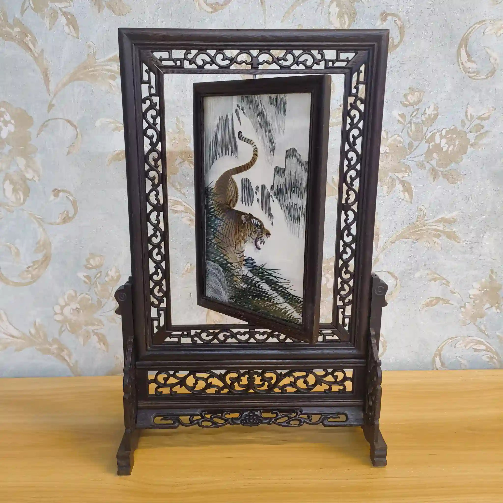 【アート/装飾品】 蘇州刺繍 (両面刺繍) / 推定20C後期 / 絹 / 中国 / 虎, 透かし彫り