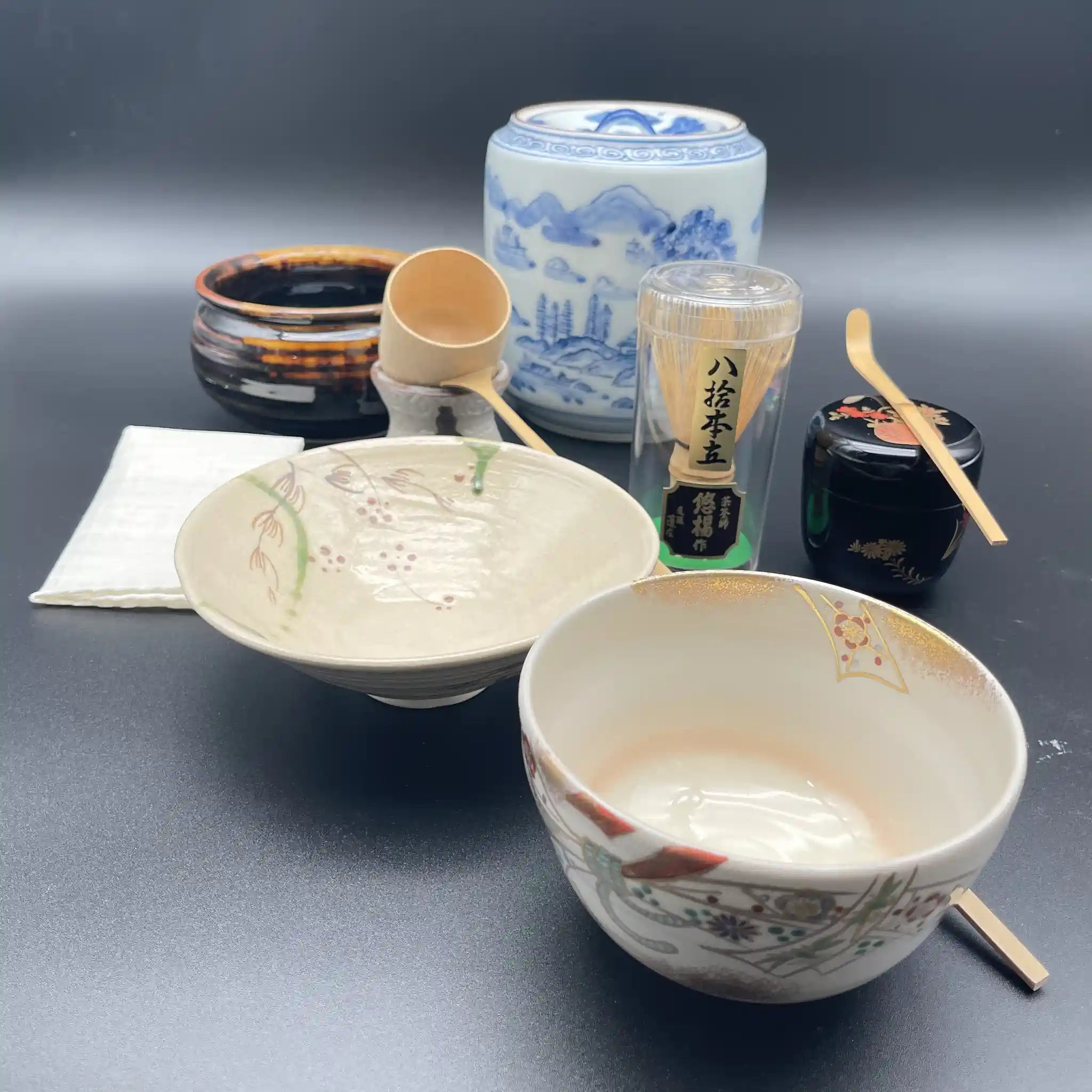 【骨董品】 茶道具一式 / 茶棚,茶碗,茶入れ,薄茶 ,茶筅,茶杓,建水,蓋置,箱,未使用