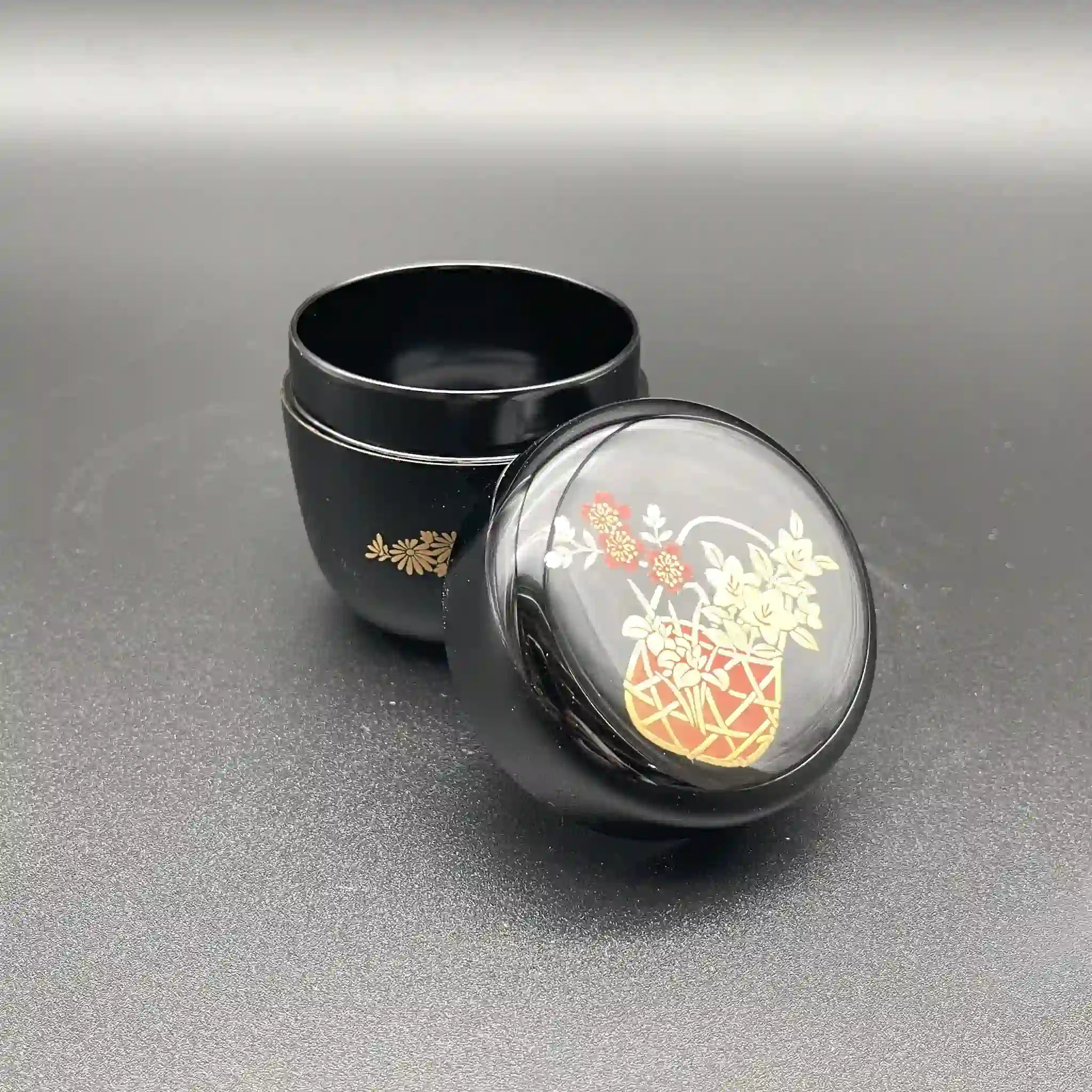 【骨董品】 茶道具一式 / 茶棚,茶碗,茶入れ,薄茶 ,茶筅,茶杓,建水,蓋置,箱,未使用