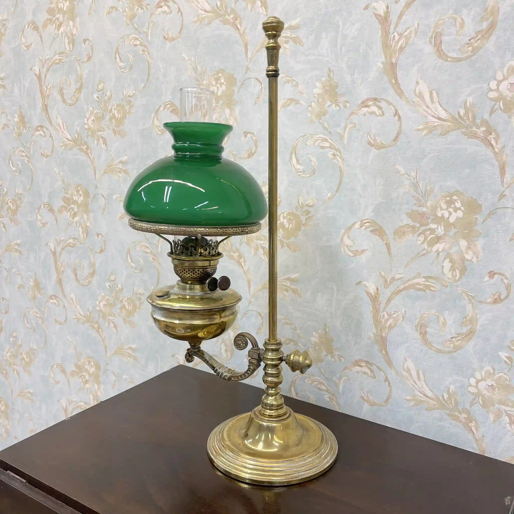 [Antique] Oil lamp / Victorian style / Late 19th century - early 20th century (estimated) / Brass / England / Student lamp