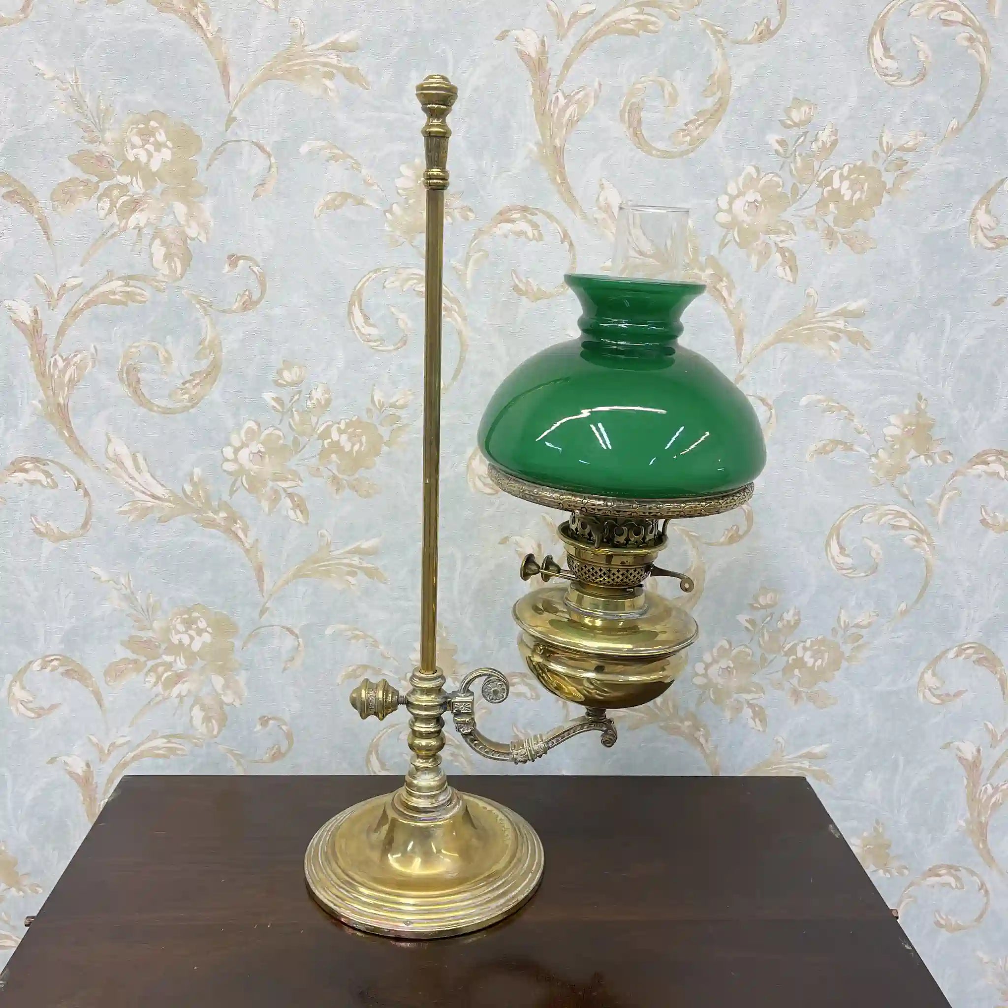 [Antique] Oil lamp / Victorian style / Late 19th century - early 20th century (estimated) / Brass / England / Student lamp