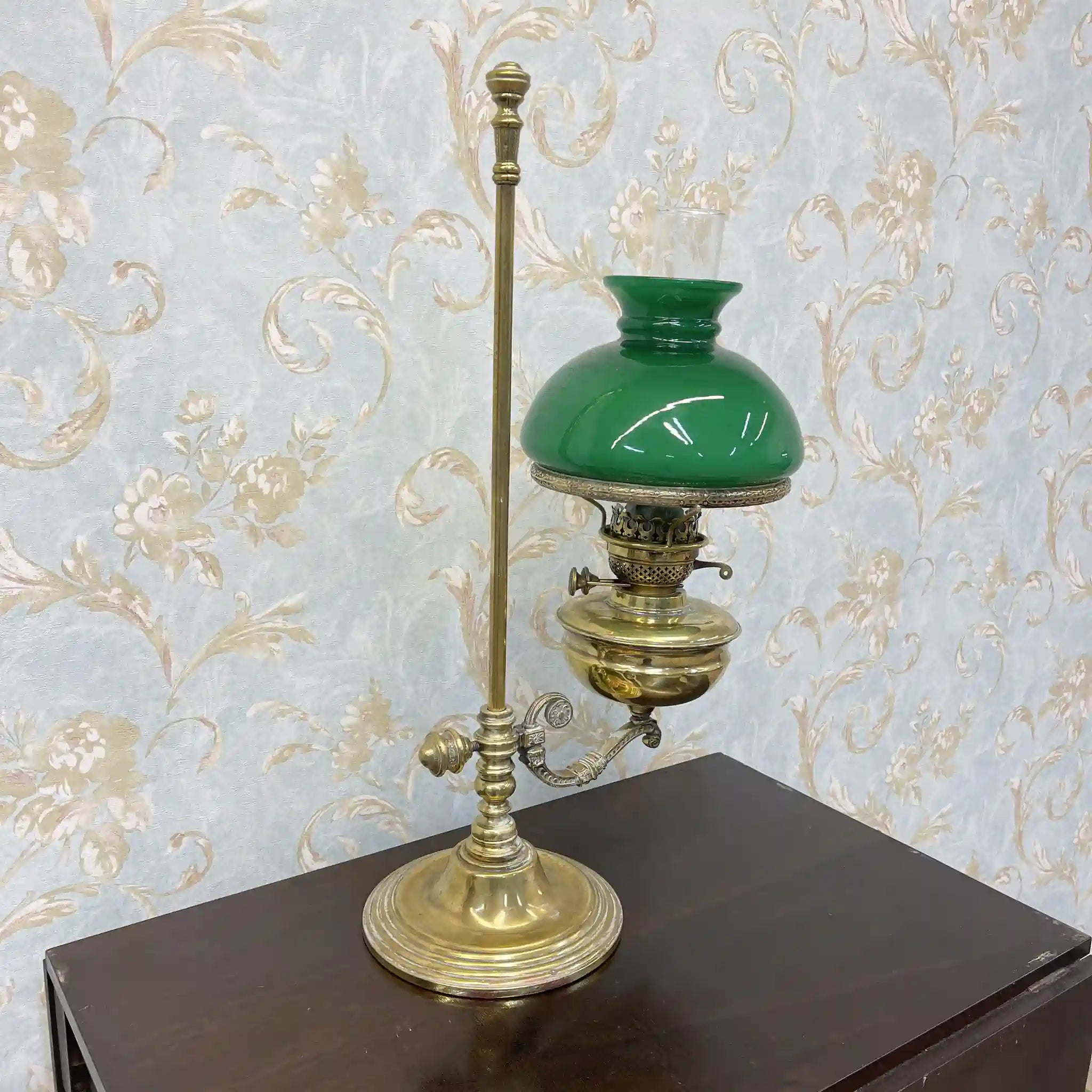 [Antique] Oil lamp / Victorian style / Late 19th century - early 20th century (estimated) / Brass / England / Student lamp