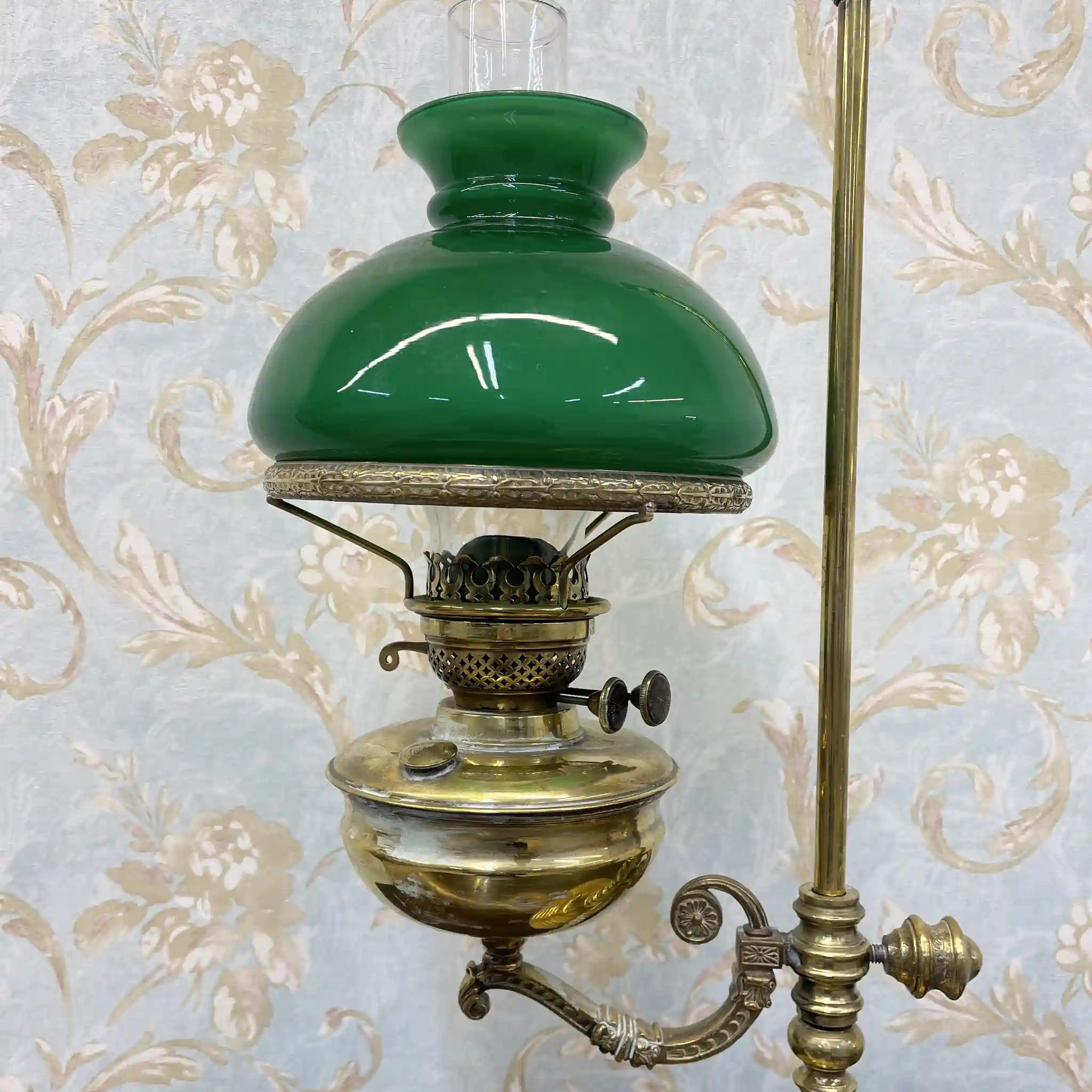[Antique] Oil lamp / Victorian style / Late 19th century - early 20th century (estimated) / Brass / England / Student lamp