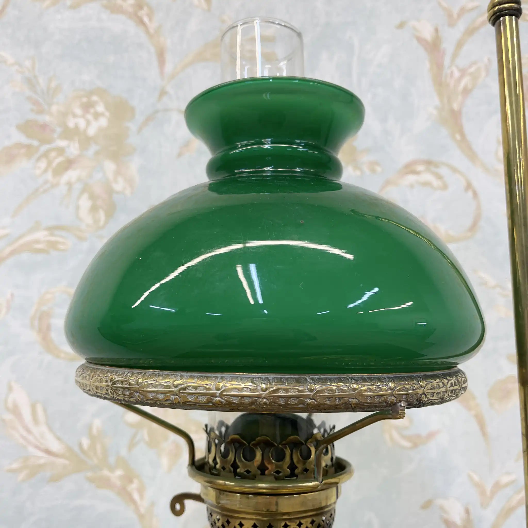 [Antique] Oil lamp / Victorian style / Late 19th century - early 20th century (estimated) / Brass / England / Student lamp