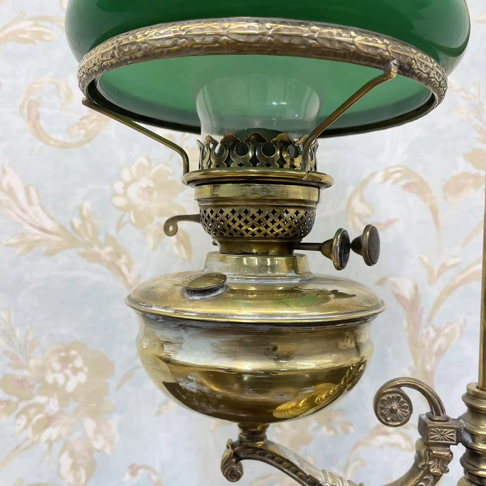 [Antique] Oil lamp / Victorian style / Late 19th century - early 20th century (estimated) / Brass / England / Student lamp