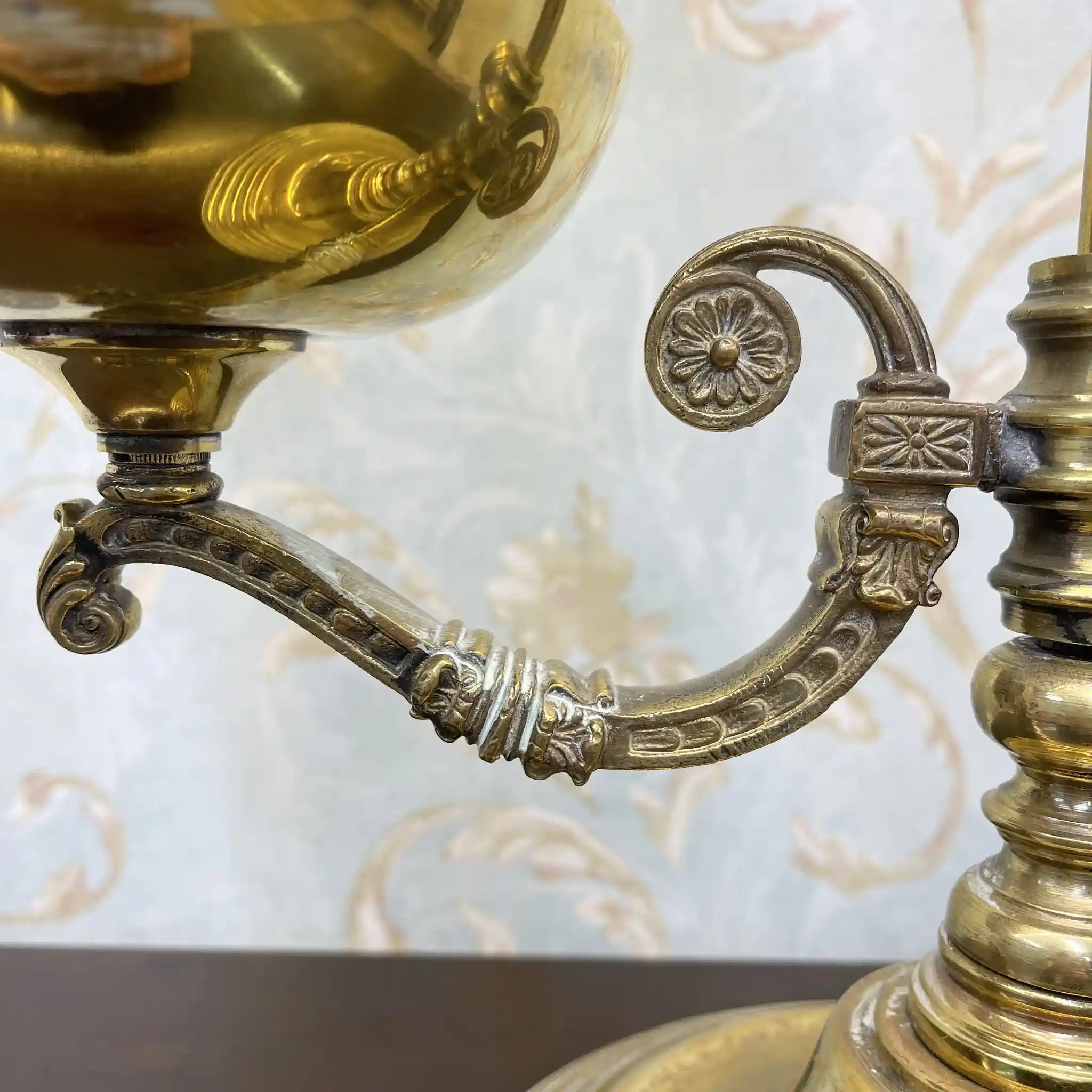 [Antique] Oil lamp / Victorian style / Late 19th century - early 20th century (estimated) / Brass / England / Student lamp