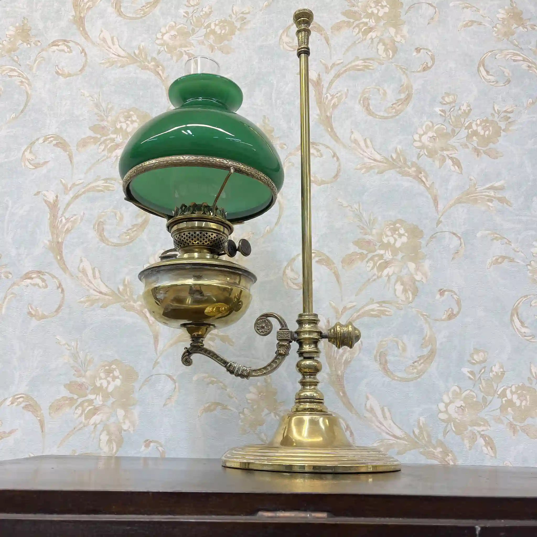 [Antique] Oil lamp / Victorian style / Late 19th century - early 20th century (estimated) / Brass / England / Student lamp
