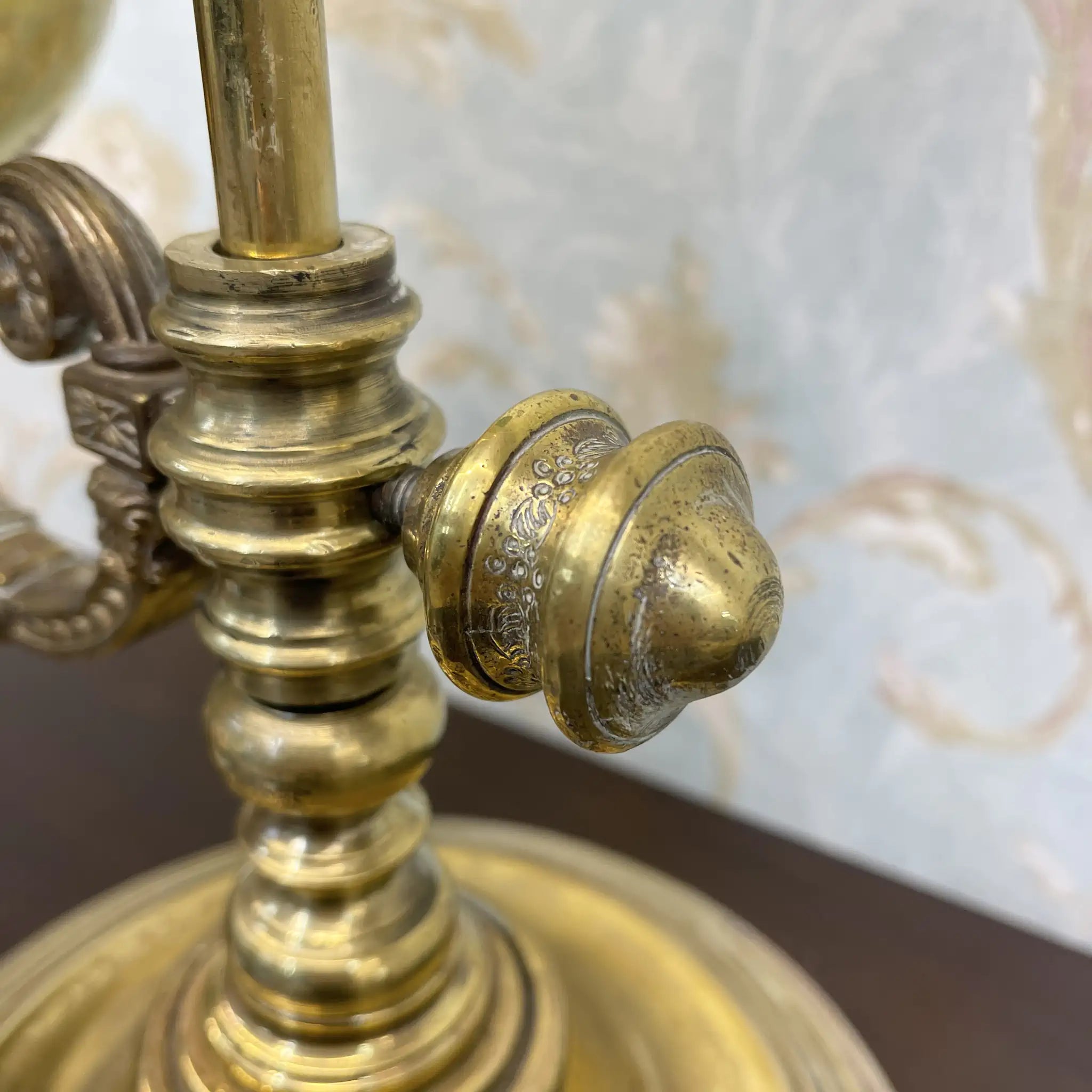 [Antique] Oil lamp / Victorian style / Late 19th century - early 20th century (estimated) / Brass / England / Student lamp