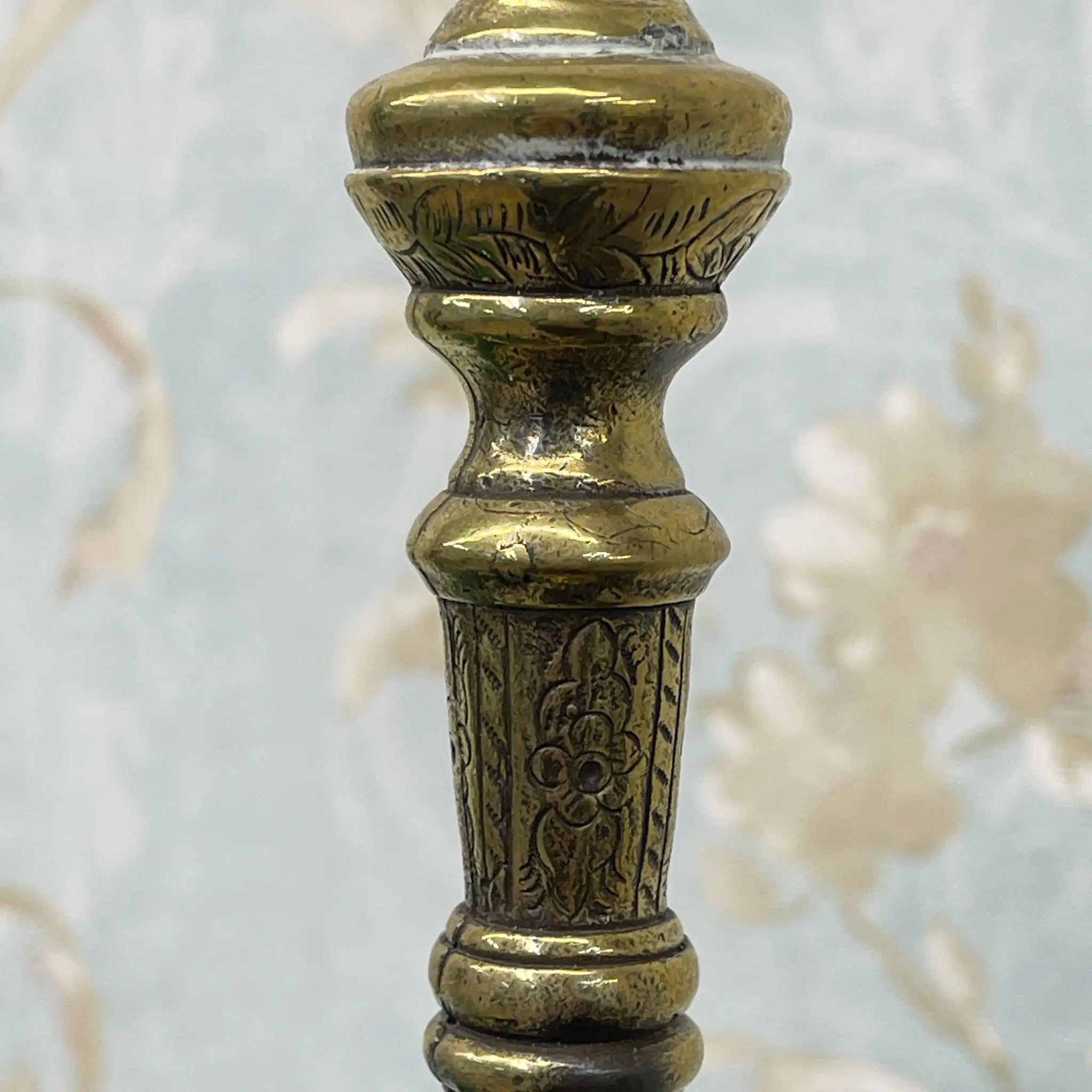 [Antique] Oil lamp / Victorian style / Late 19th century - early 20th century (estimated) / Brass / England / Student lamp