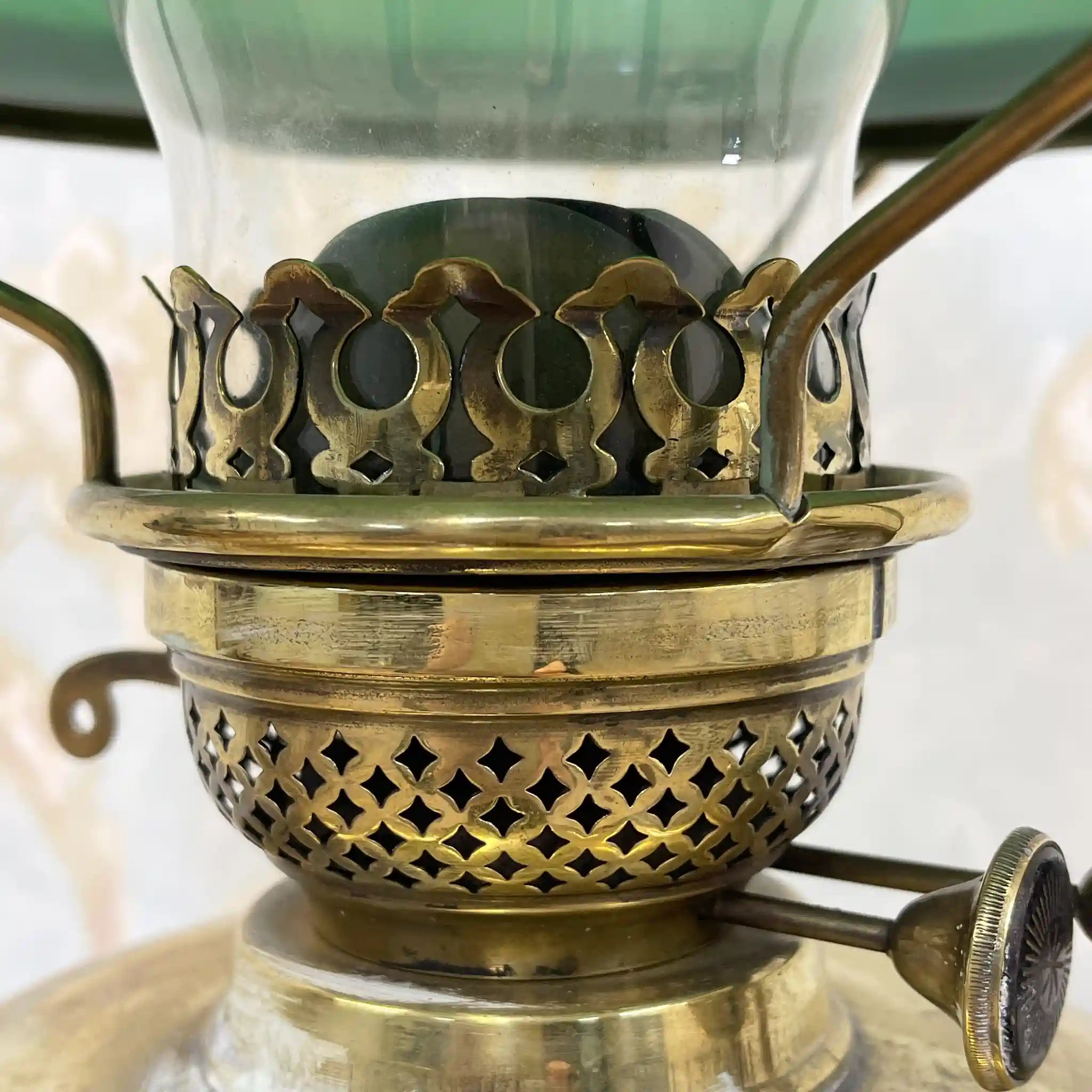 [Antique] Oil lamp / Victorian style / Late 19th century - early 20th century (estimated) / Brass / England / Student lamp