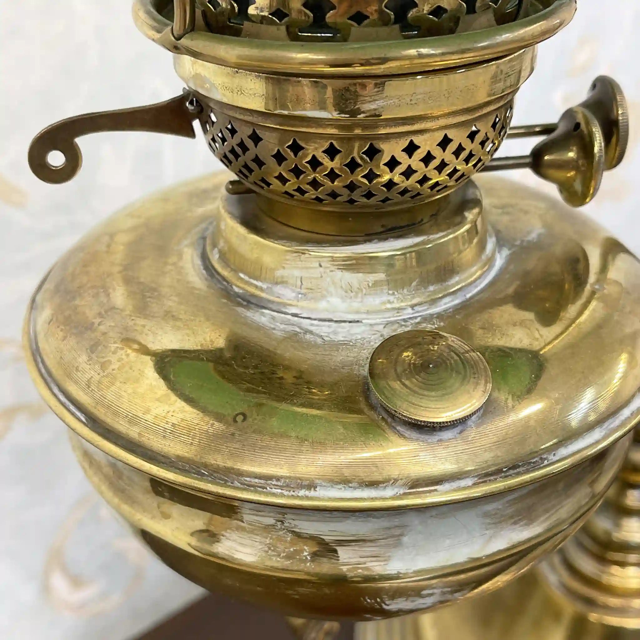 [Antique] Oil lamp / Victorian style / Late 19th century - early 20th century (estimated) / Brass / England / Student lamp