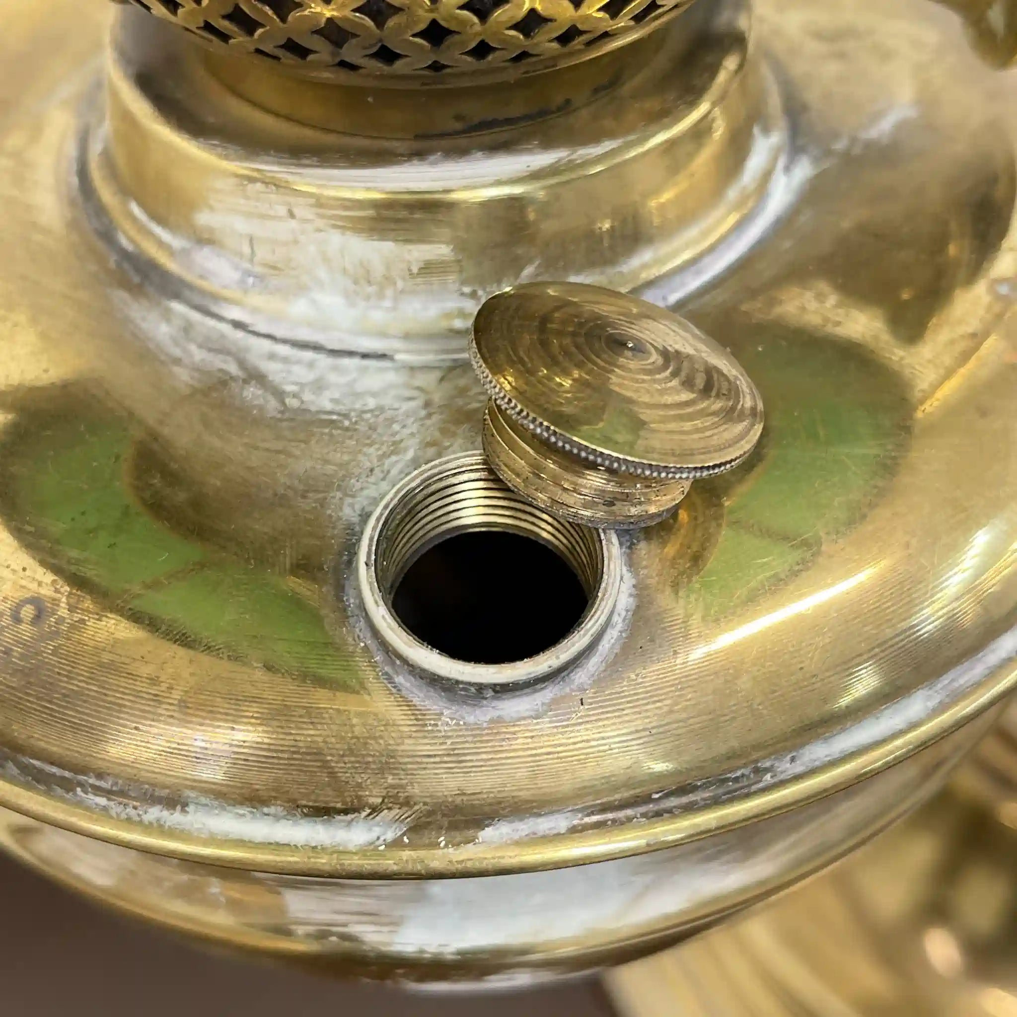 [Antique] Oil lamp / Victorian style / Late 19th century - early 20th century (estimated) / Brass / England / Student lamp