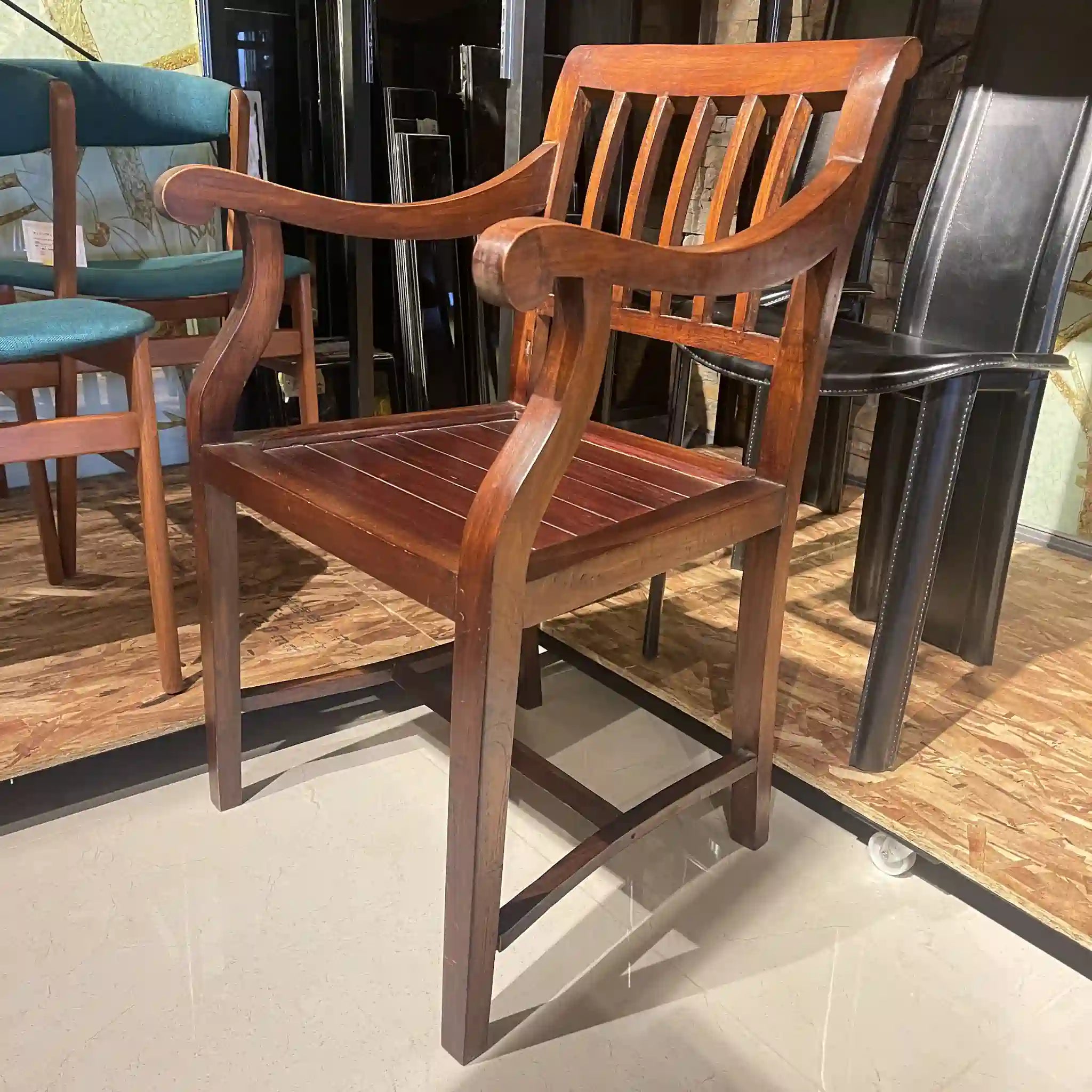 【アンティーク】 カーバーエルボーチェア / スクロールアーム / チーク材 / イギリス / イギリス直輸入