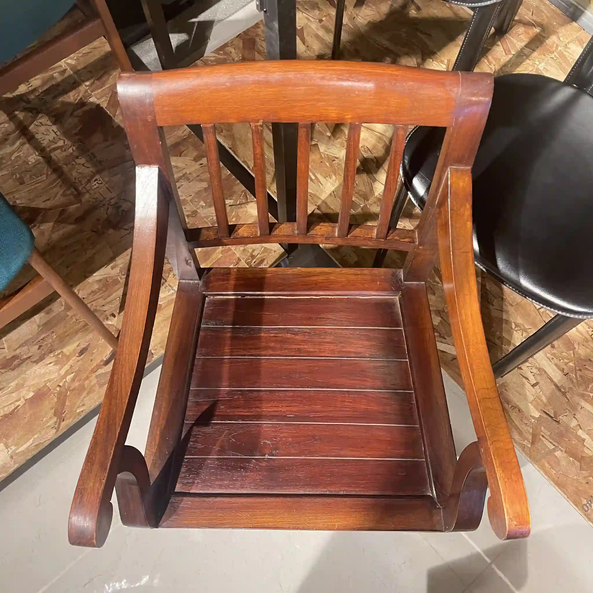 【アンティーク】 カーバーエルボーチェア / スクロールアーム / チーク材 / イギリス / イギリス直輸入