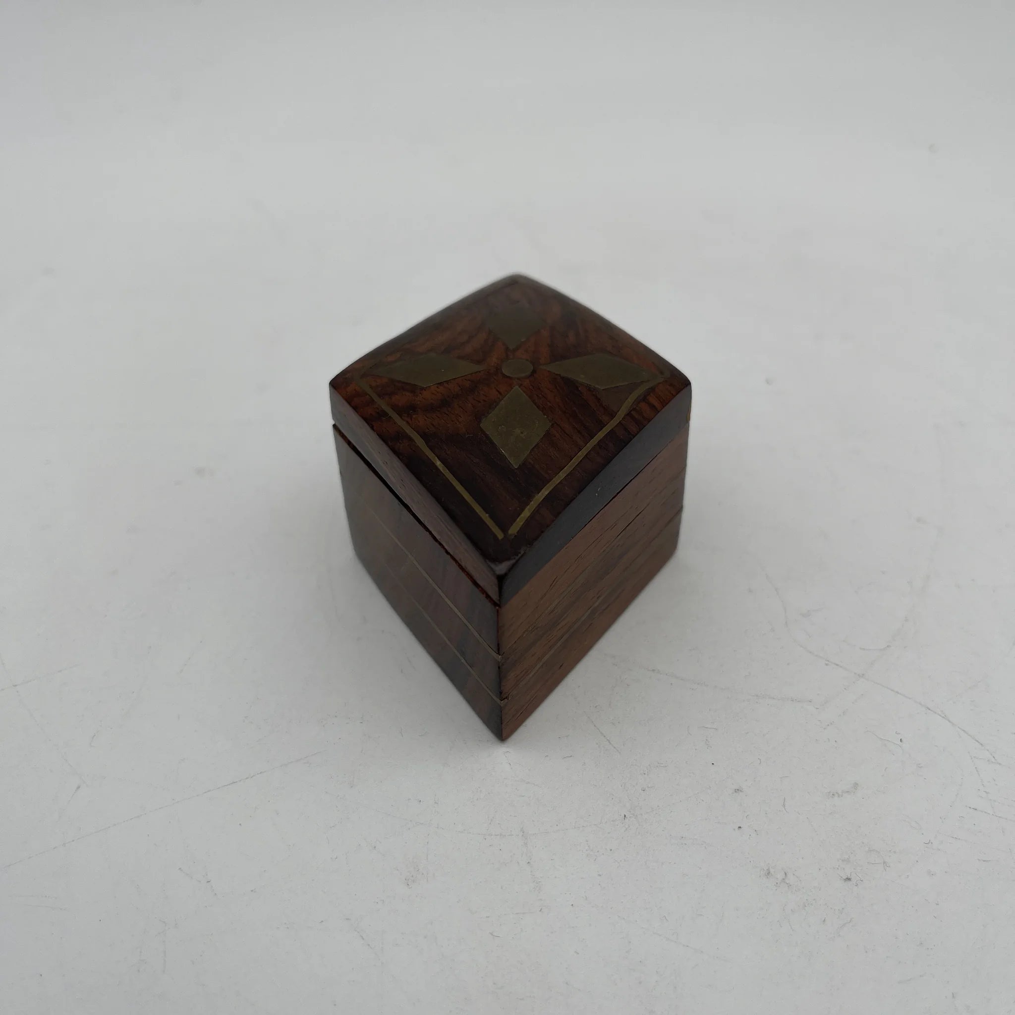[Vintage] Trinket box / Global Village Crafts / Estimated 1970-1980s / Rosewood / England / Brass inlay