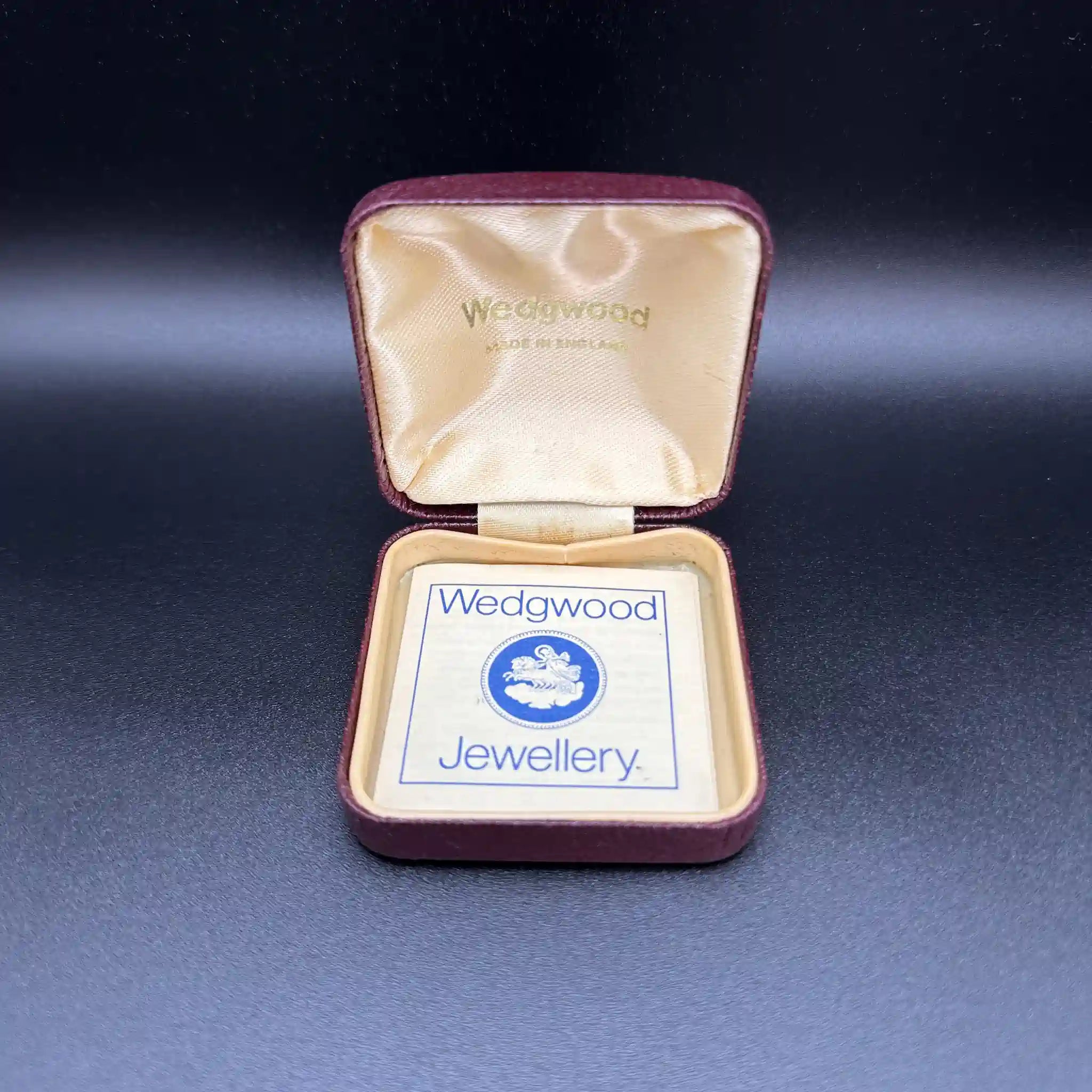 [Art/Decorations] Necklace / Wedgewood / Jasperware / Late 20C / Sterling Silver / England / Cameo, with box