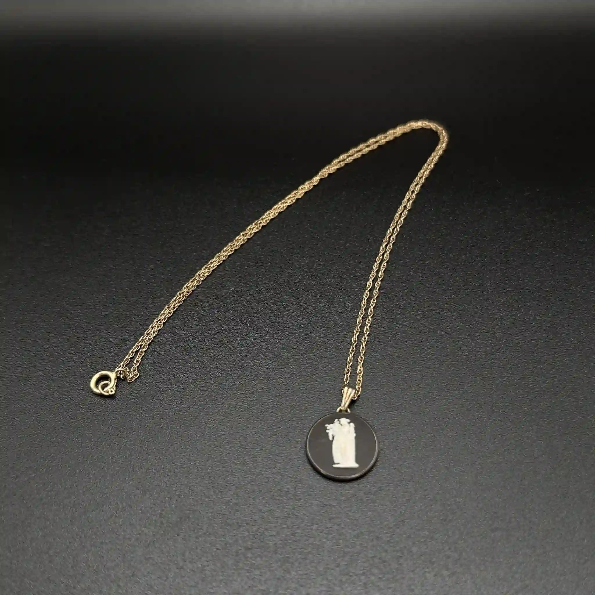 [Art/Decorations] Necklace / Wedgewood / Jasperware / Late 20C / Sterling Silver / England / Cameo, with box