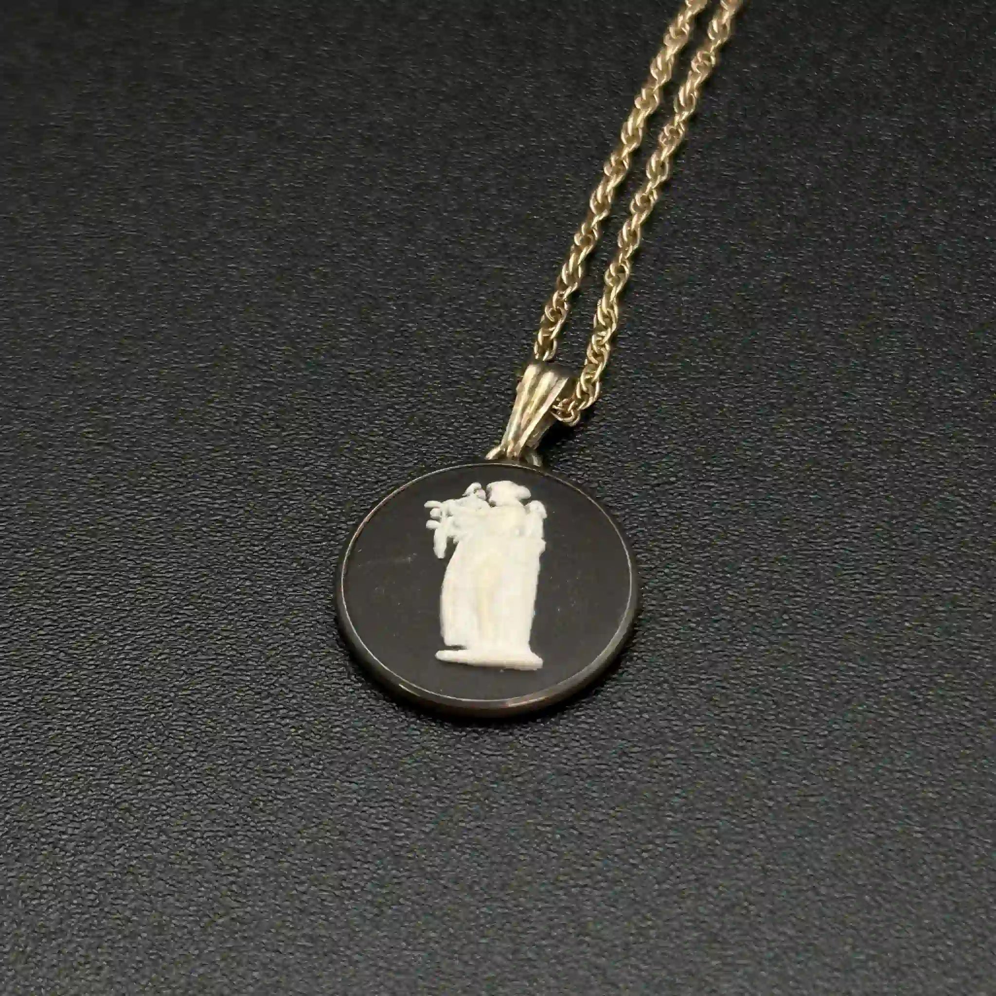[Art/Decorations] Necklace / Wedgewood / Jasperware / Late 20C / Sterling Silver / England / Cameo, with box