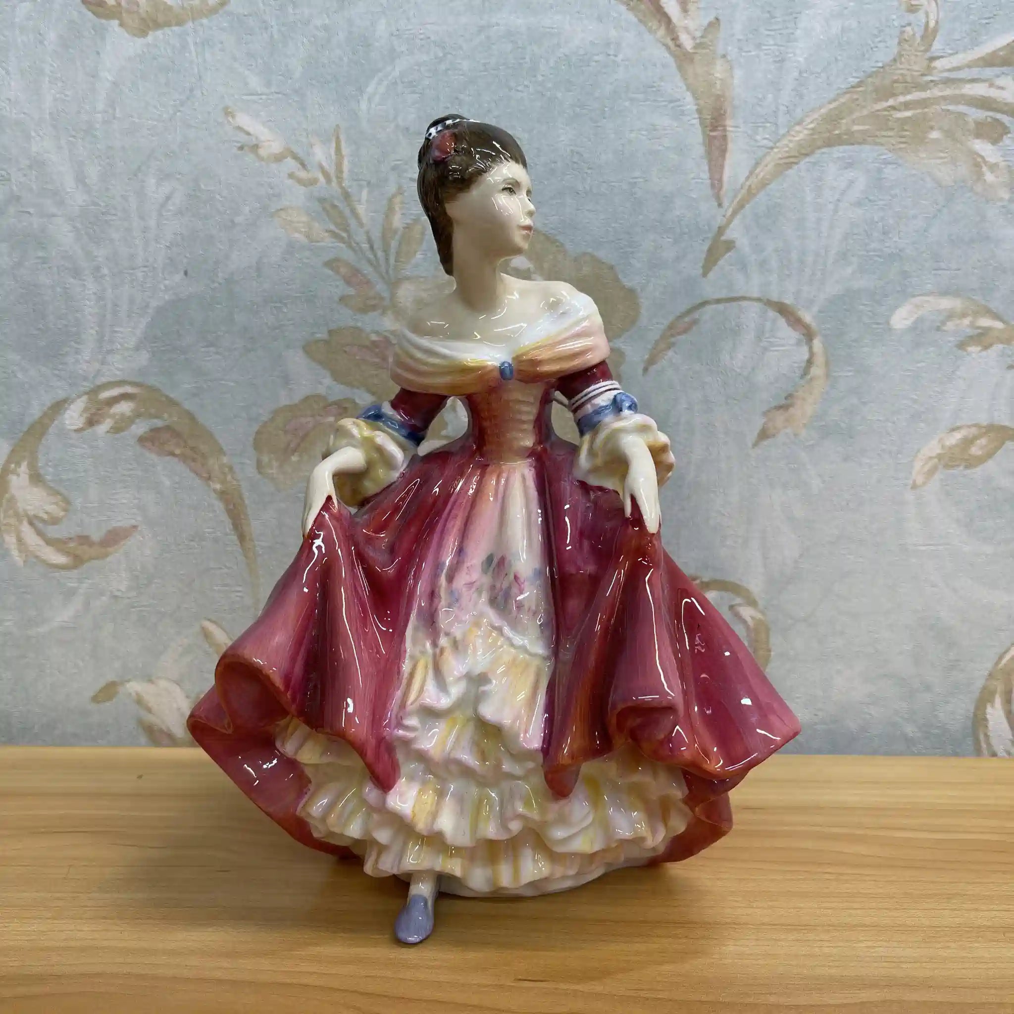 【ビンテージ】 フィギュリン (陶磁器人形) / Royal Doulton / Southern Belle / 20C中後期 / Bone China / イギリス / Peggy Davies, ハンドペイント