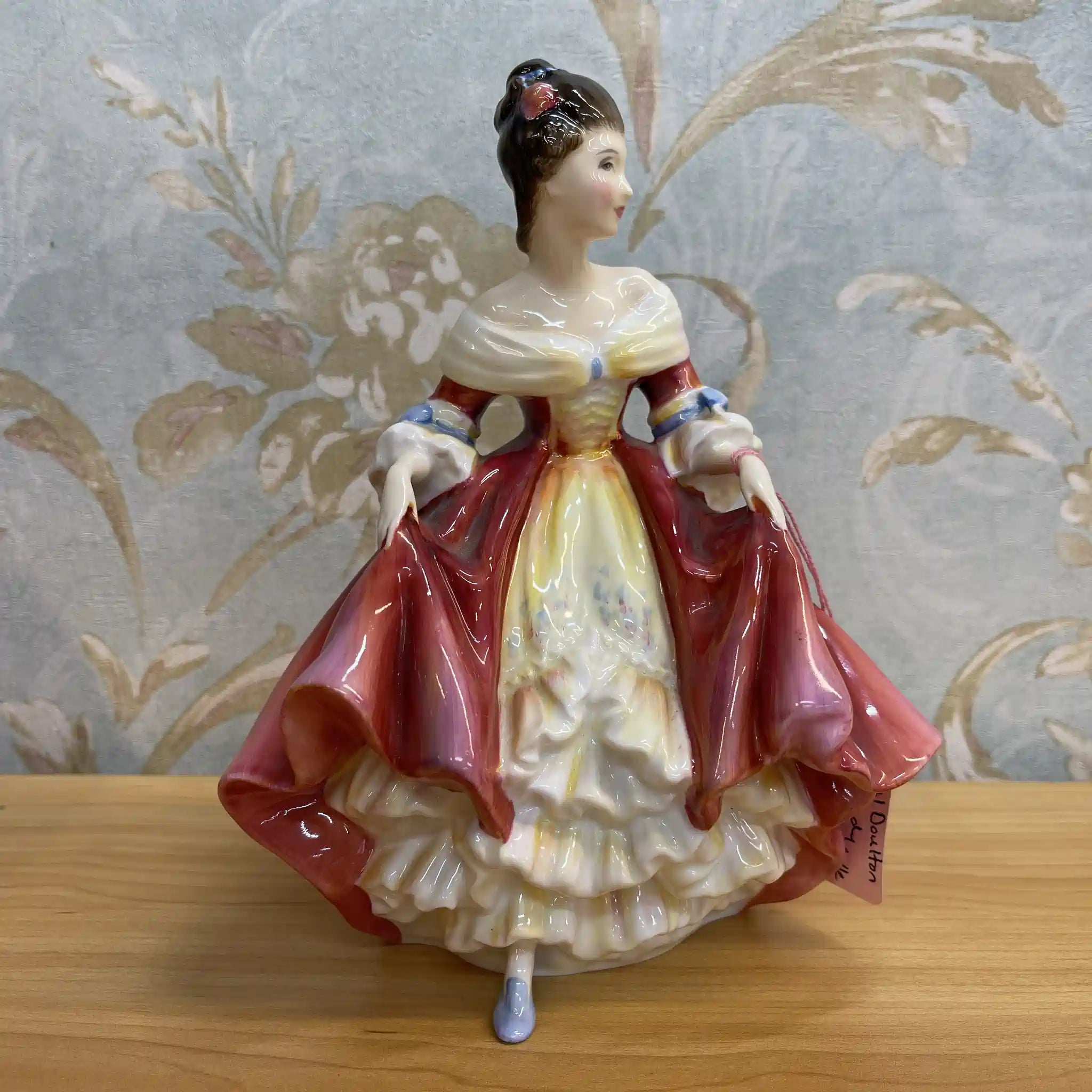 【ビンテージ】 フィギュリン (陶磁器人形) / Royal Doulton / Southern Belle / 20C中後期 / Bone China / イギリス / ハンドペイント