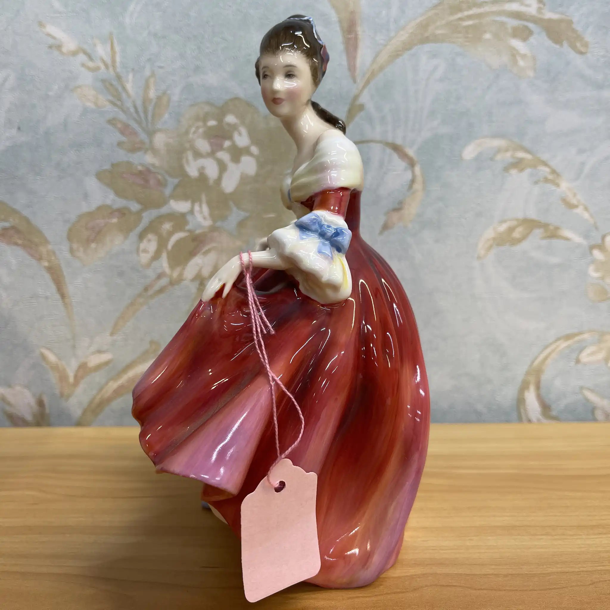 【ビンテージ】 フィギュリン (陶磁器人形) / Royal Doulton / Southern Belle / 20C中後期 / Bone China / イギリス / ハンドペイント