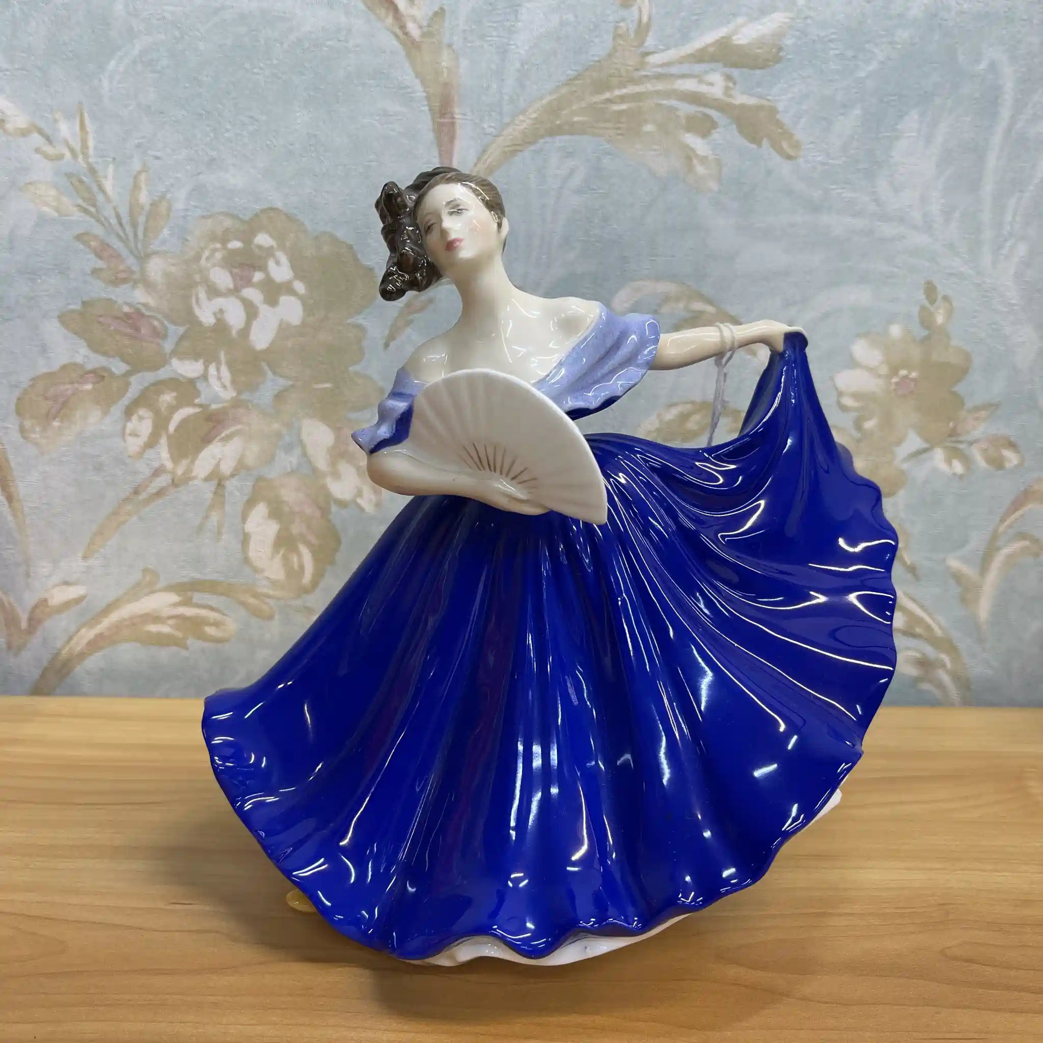 【リユース】 フィギュリン (陶磁器人形) / Royal Doulton / Elaine / 20C後期 / Bone China / イギリス / Peggy Davies, ハンドペイント