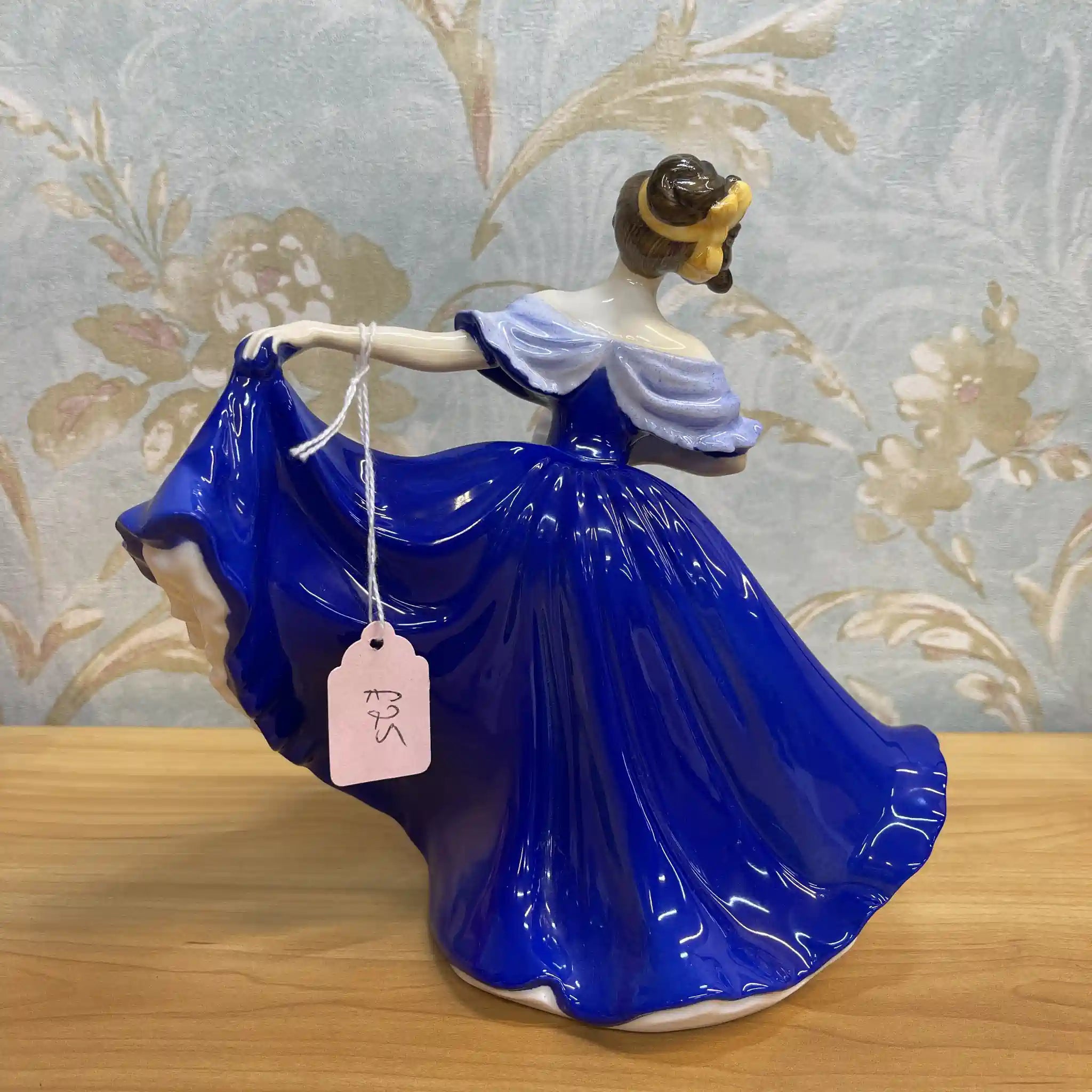 【リユース】 フィギュリン (陶磁器人形) / Royal Doulton / Elaine / 20C後期 / Bone China / イギリス / Peggy Davies, ハンドペイント