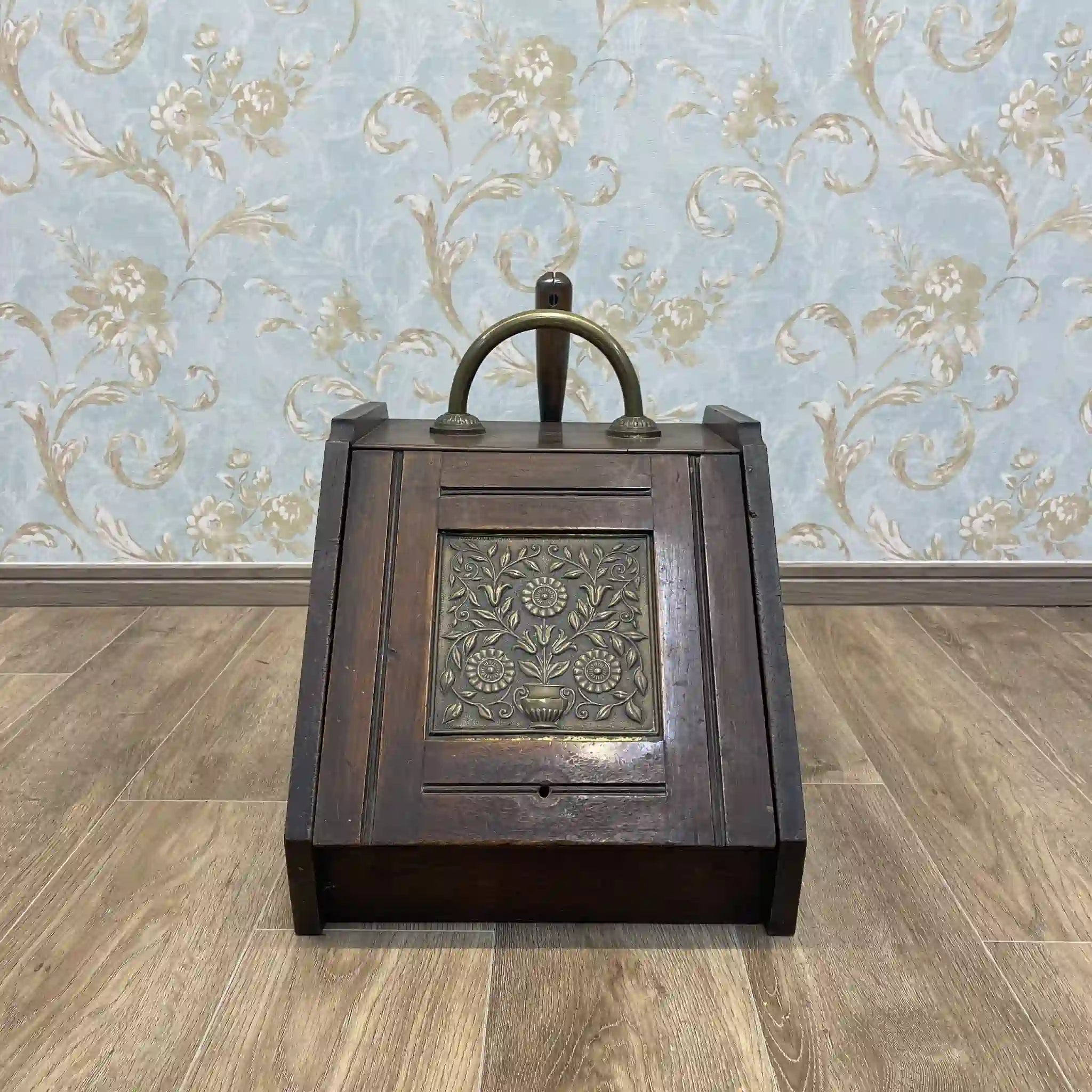 【アンティーク】 コール・スカットル(炭桶) / ヴィクトリアン様式 / 1890〜1910年代 / イギリス / 手打ち真鍮,傾斜扉