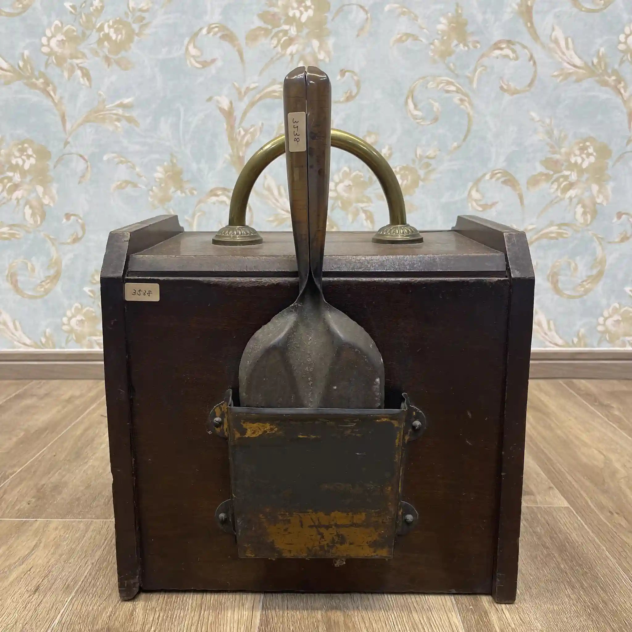 【アンティーク】 コール・スカットル(炭桶) / ヴィクトリアン様式 / 1890〜1910年代 / イギリス / 手打ち真鍮,傾斜扉