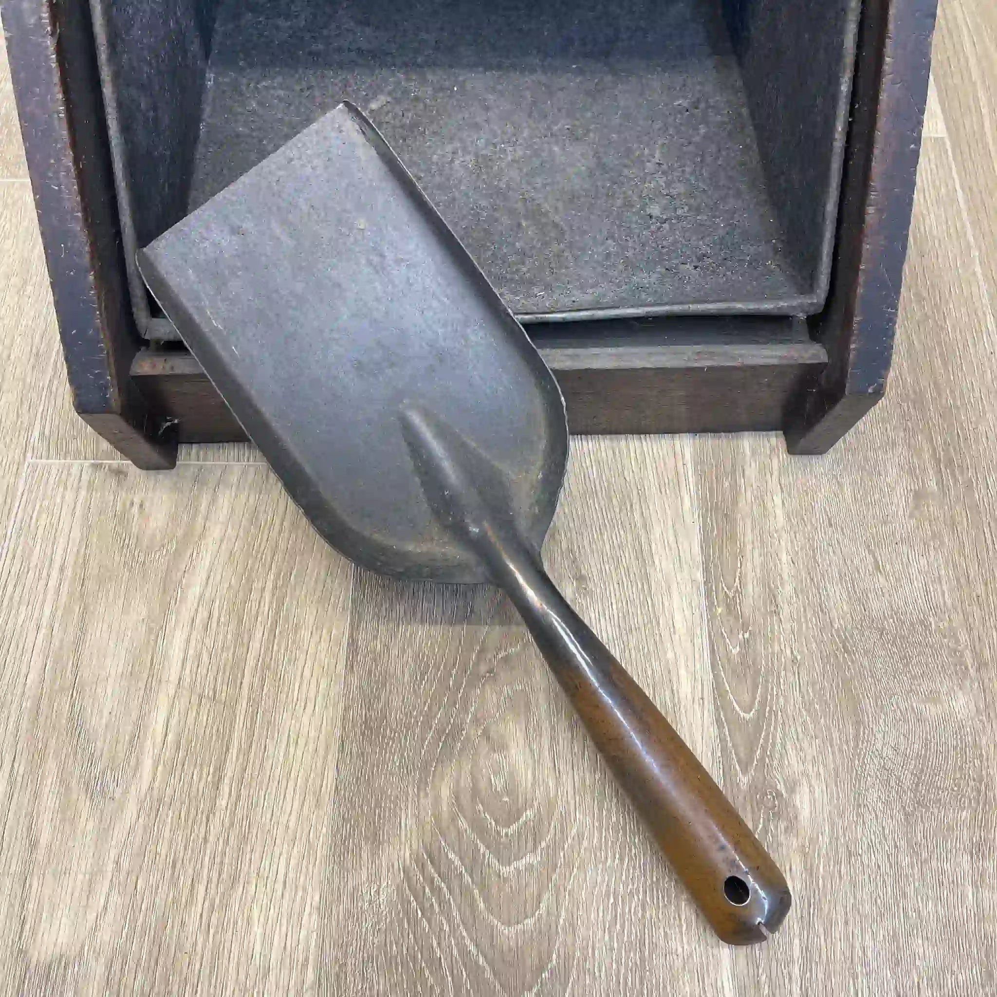 【アンティーク】 コール・スカットル(炭桶) / ヴィクトリアン様式 / 1890〜1910年代 / イギリス / 手打ち真鍮,傾斜扉