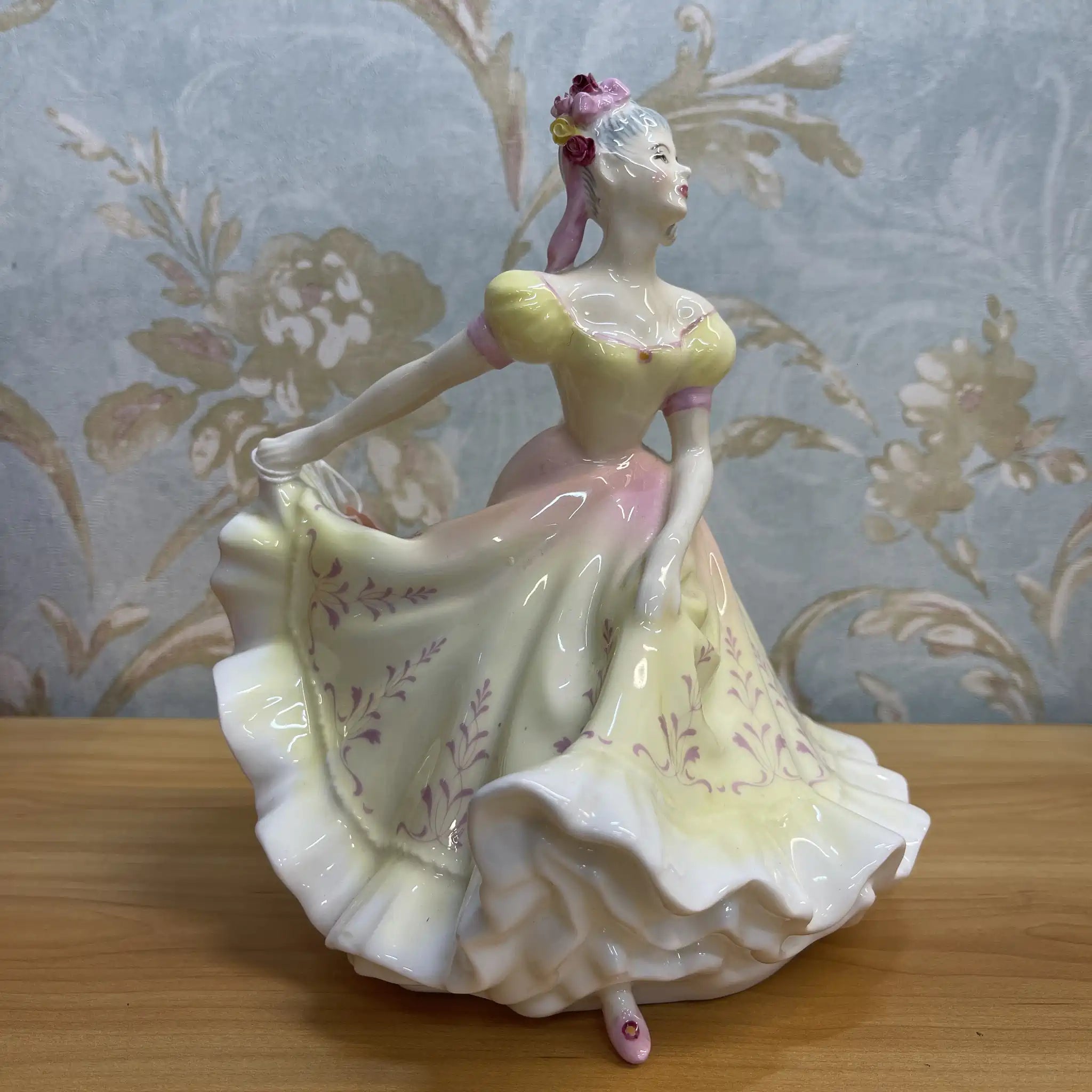 【ビンテージ】 フィギュリン (陶磁器人形) / Royal Doulton / Ninette / 20C後期 / Bone China / イギリス / Peggy Davies, ハンドペイント