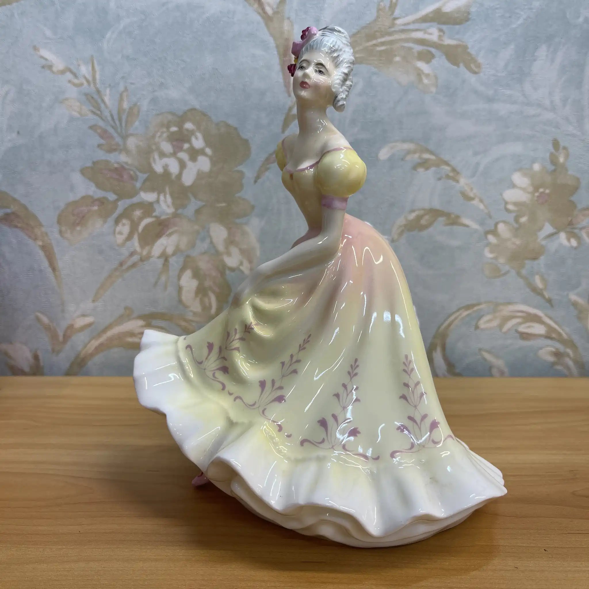 【ビンテージ】 フィギュリン (陶磁器人形) / Royal Doulton / Ninette / 20C後期 / Bone China / イギリス / Peggy Davies, ハンドペイント