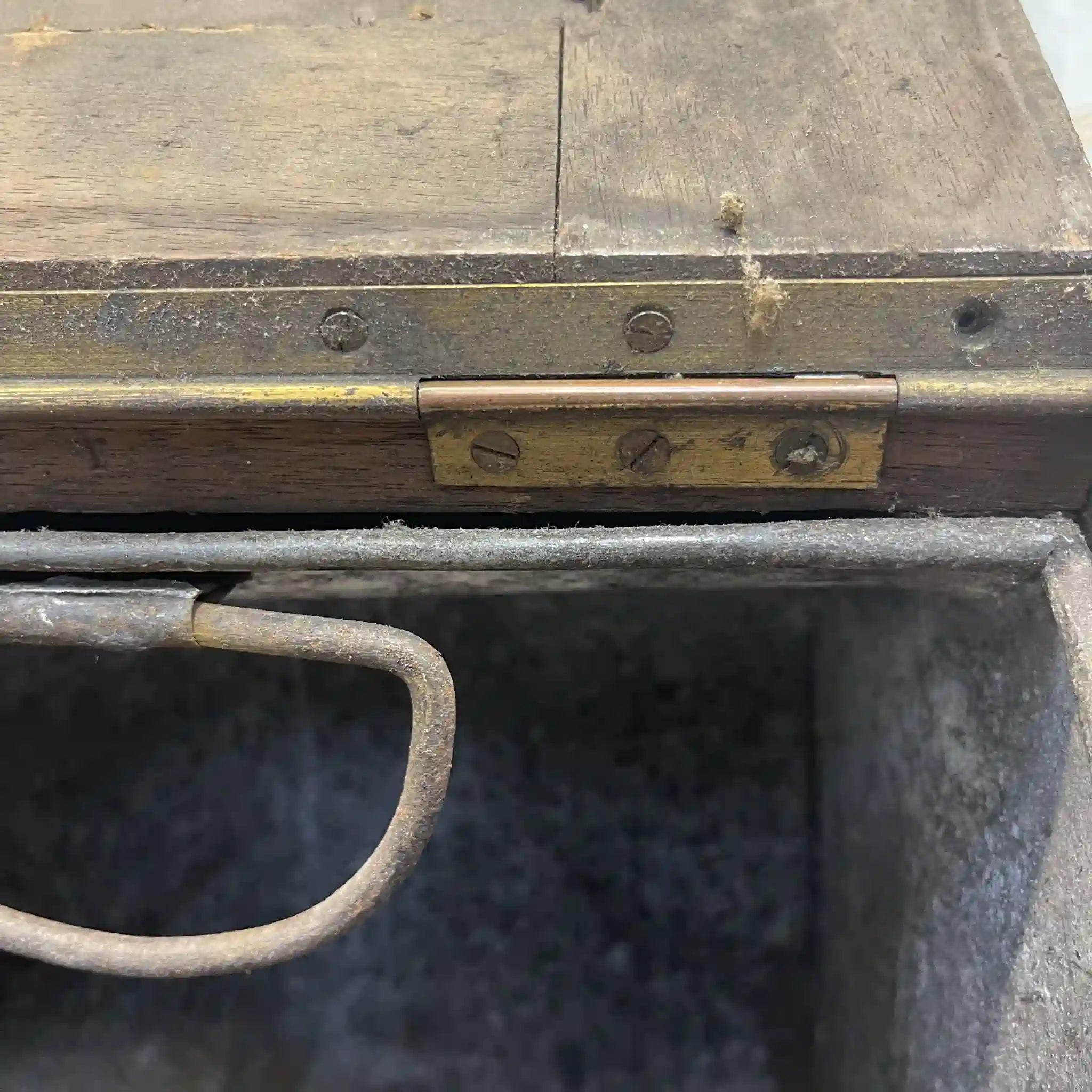 【アンティーク】 コール・スカットル(炭桶) / ヴィクトリアン様式 / 1890〜1910年代 / イギリス / 手打ち真鍮,傾斜扉