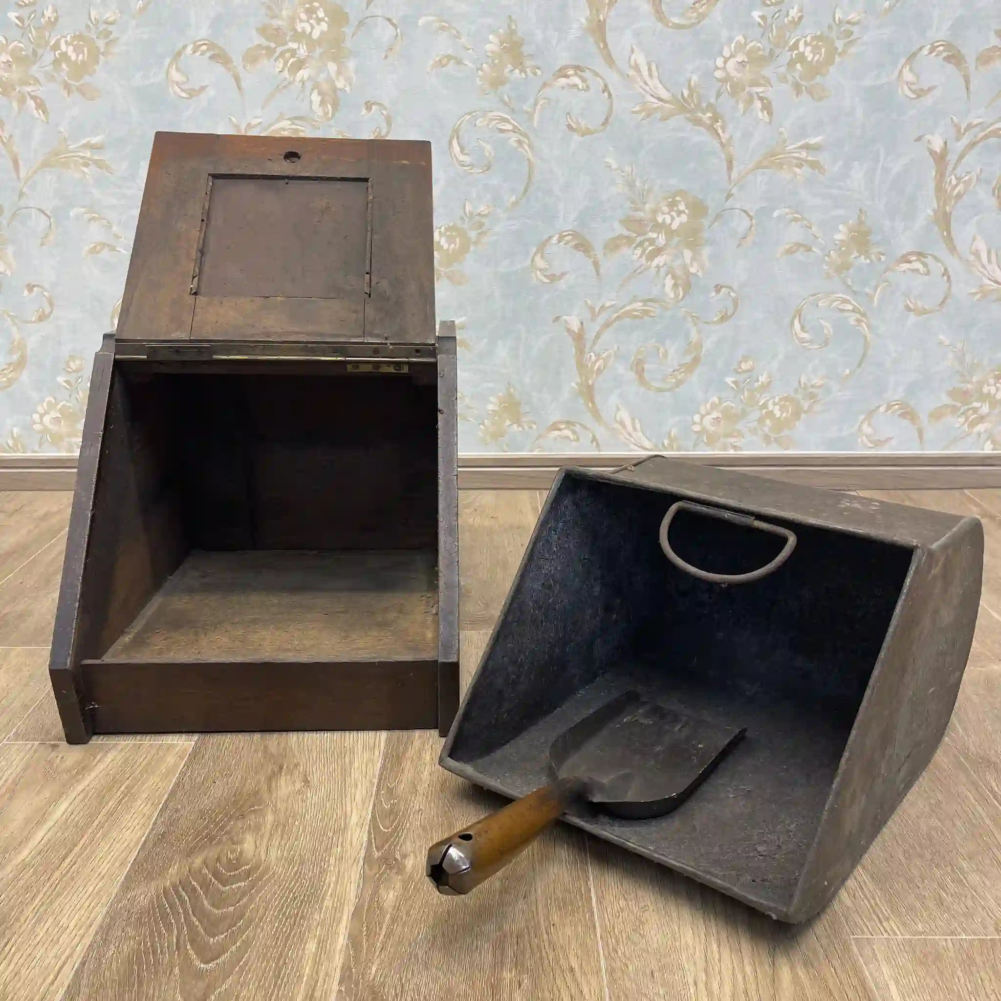 【アンティーク】 コール・スカットル(炭桶) / ヴィクトリアン様式 / 1890〜1910年代 / イギリス / 手打ち真鍮,傾斜扉