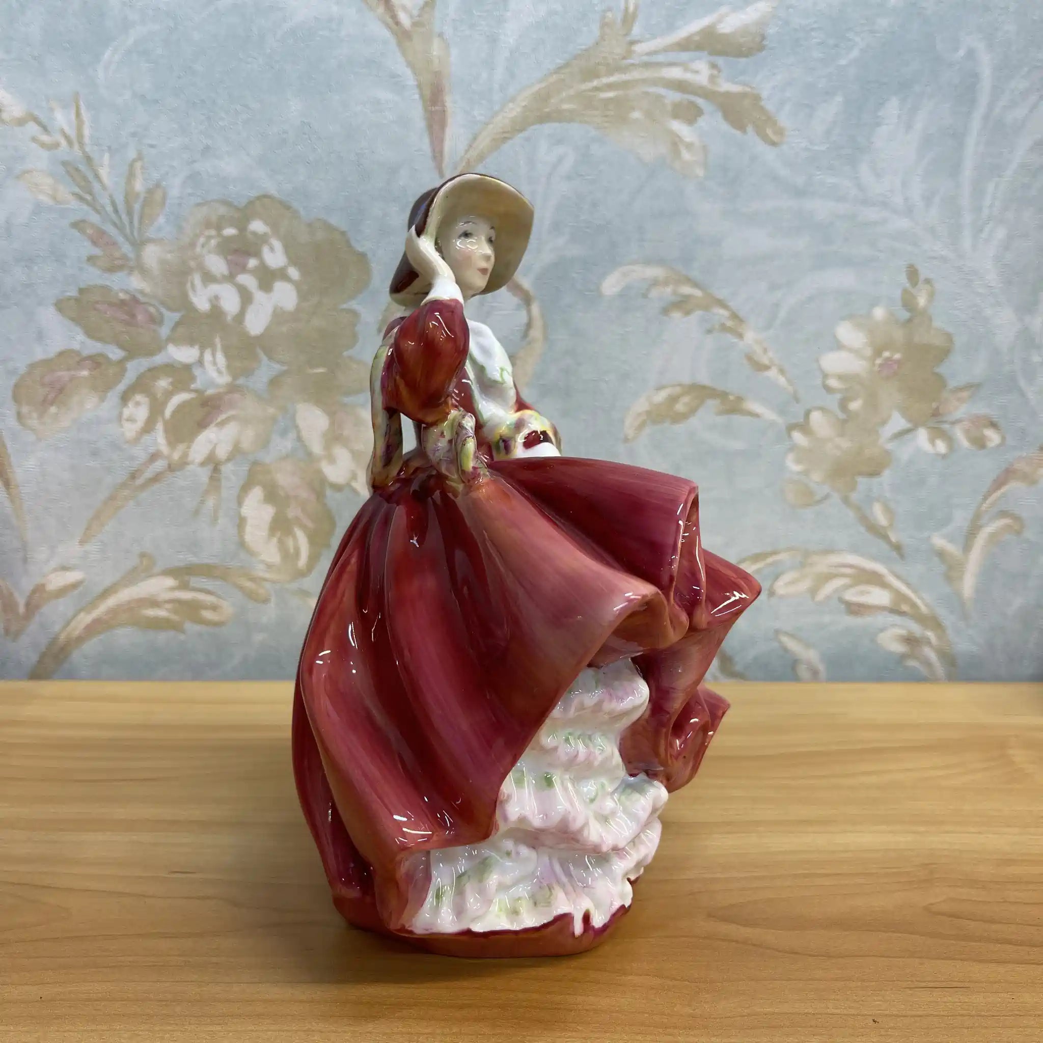 【ビンテージ】 フィギュリン (陶磁器人形) / Royal Doulton / Top o' the Hill / 20C中後期 / Bone China / イギリス / ハンドペイント