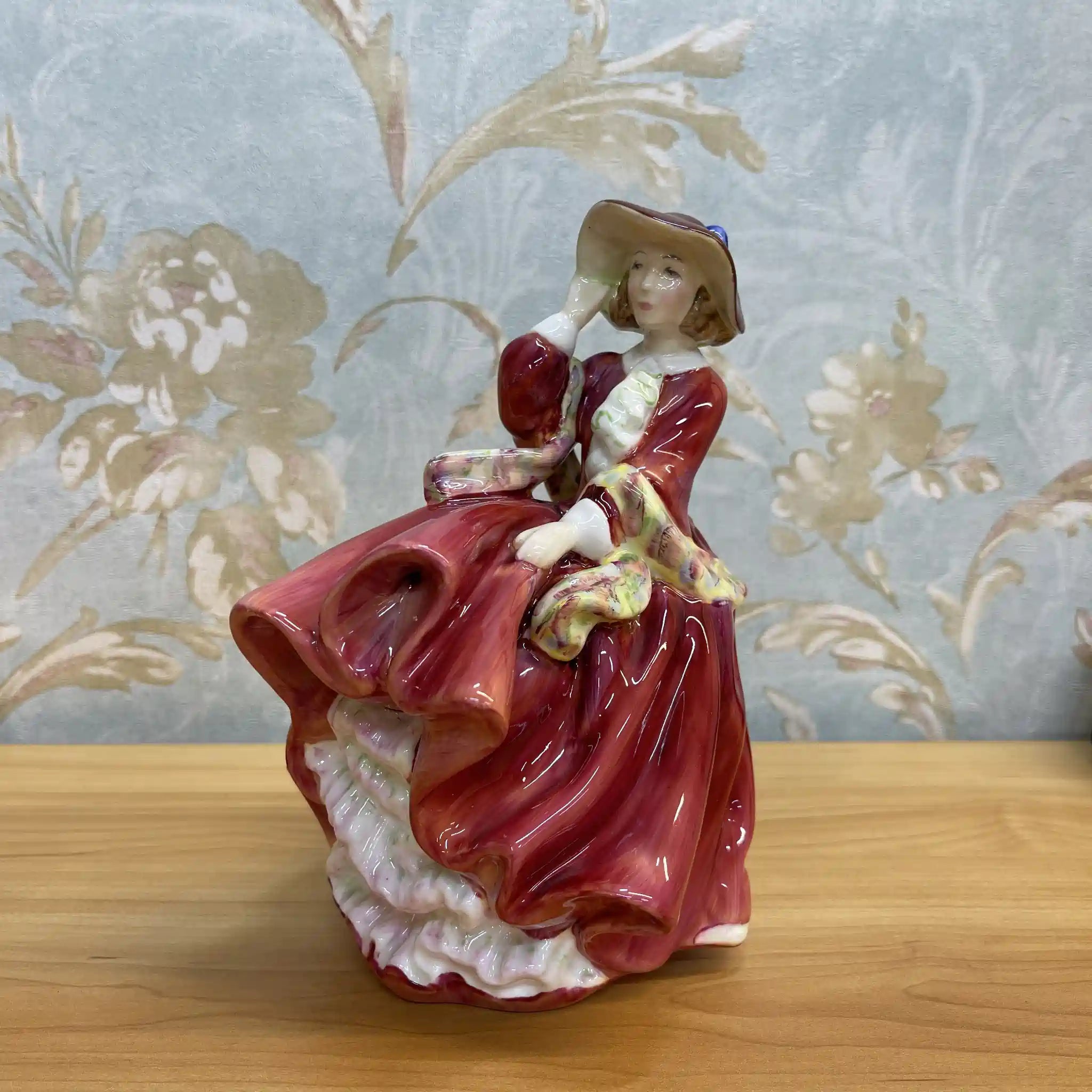 【ビンテージ】 フィギュリン (陶磁器人形) / Royal Doulton / Top o' the Hill / 20C中後期 / Bone China / イギリス / ハンドペイント