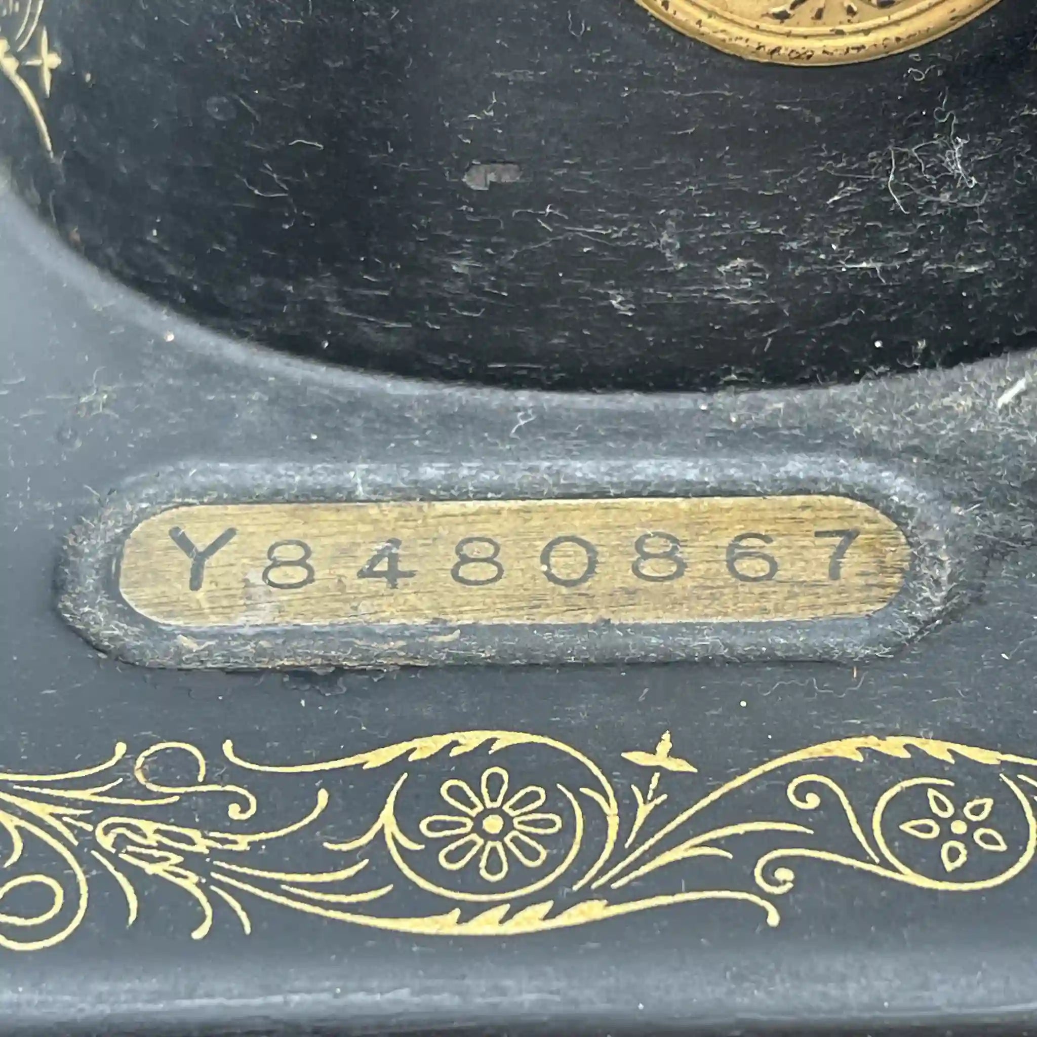 [Vintage] Hand-cranked sewing machine / Singer / 1930s / Oak / England / Case included, manual included