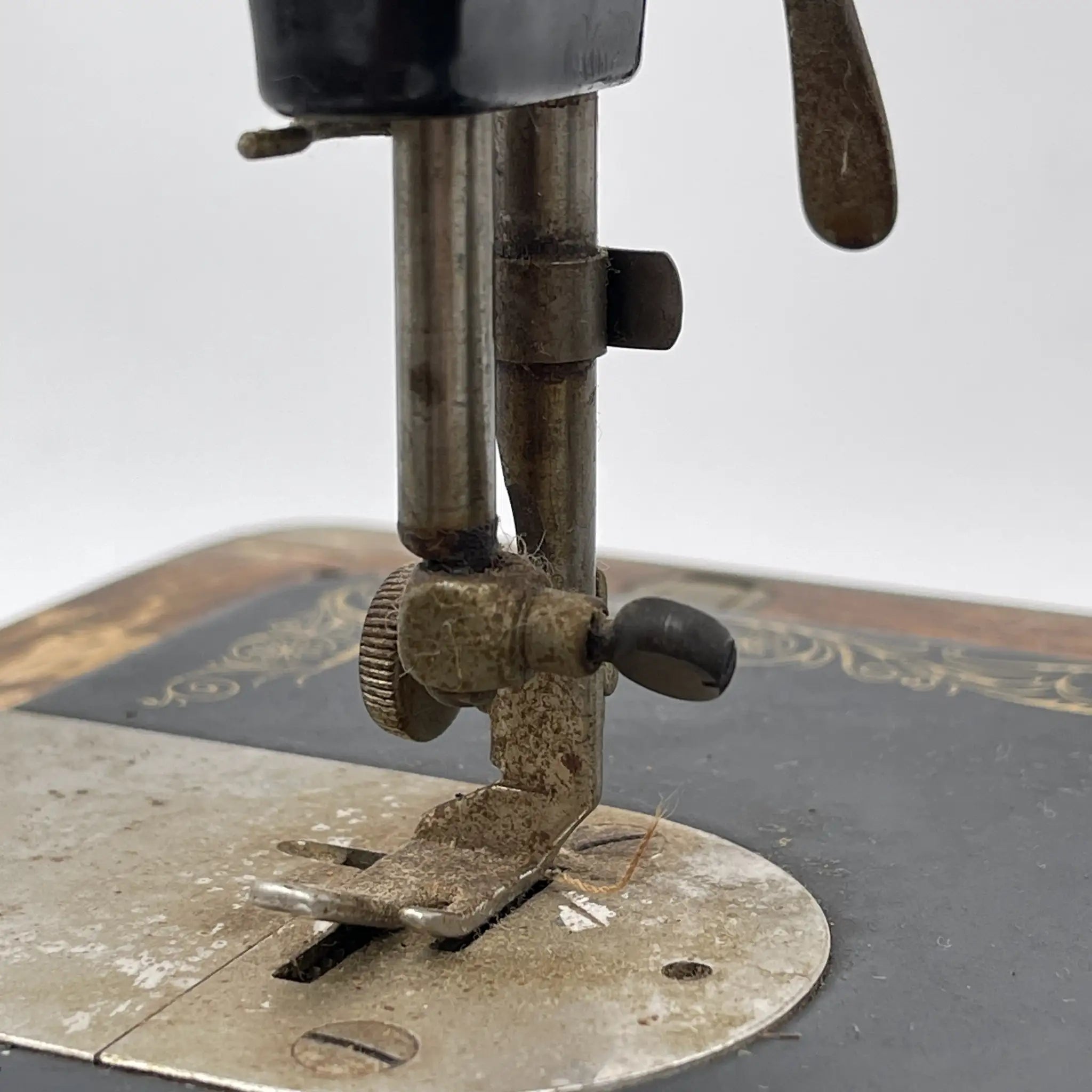 [Vintage] Hand-cranked sewing machine / Singer / 1930s / Oak / England / Case included, manual included