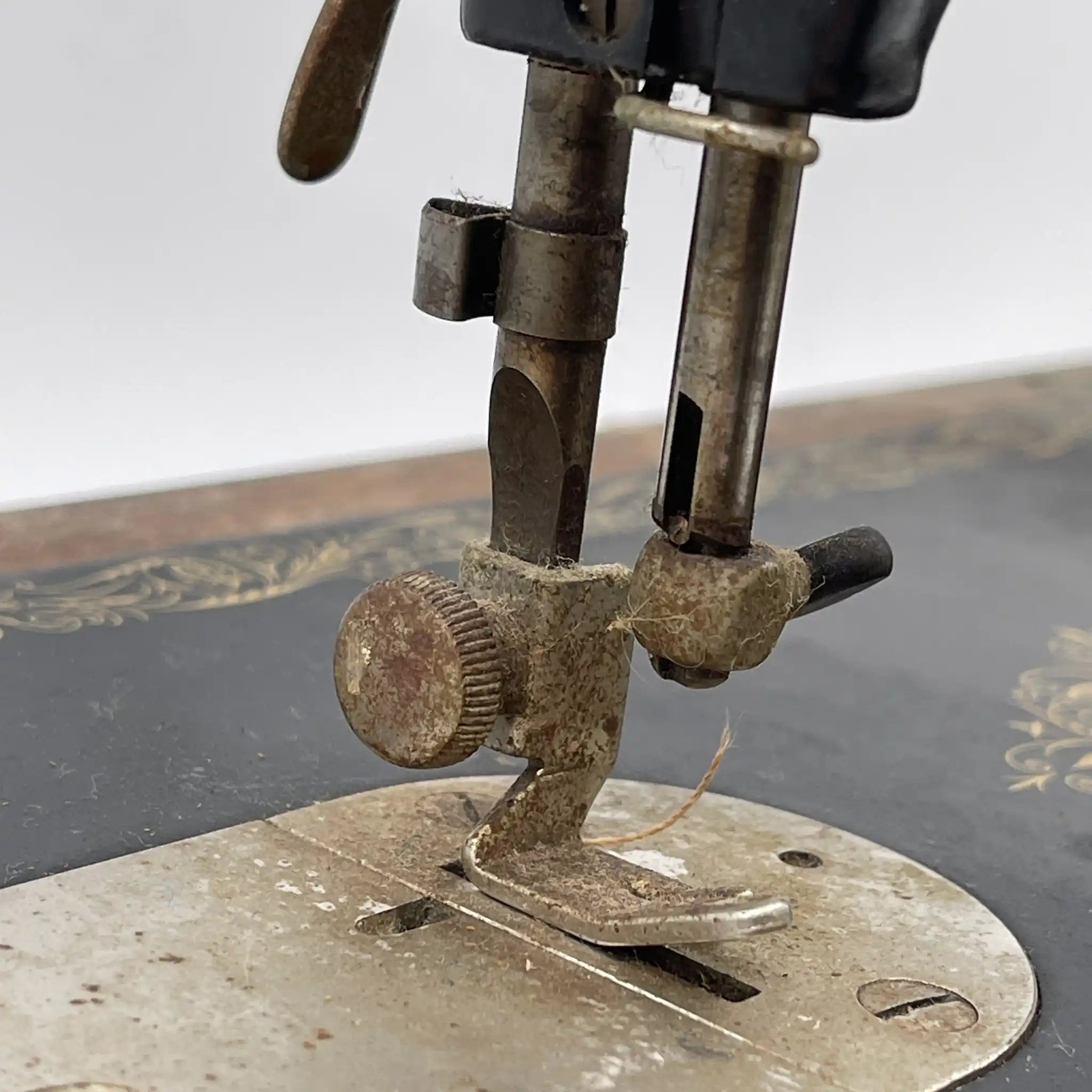 [Vintage] Hand-cranked sewing machine / Singer / 1930s / Oak / England / Case included, manual included